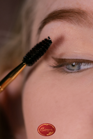 Woman-applying-Bésame-cake-mascara