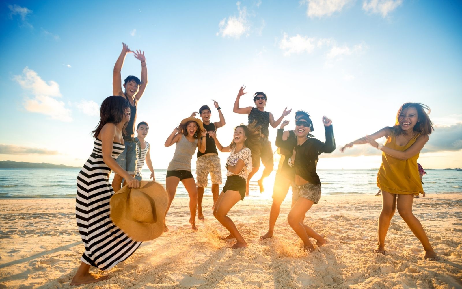 Umarmen Sie die Meereswellen: Ein Tag am Strand