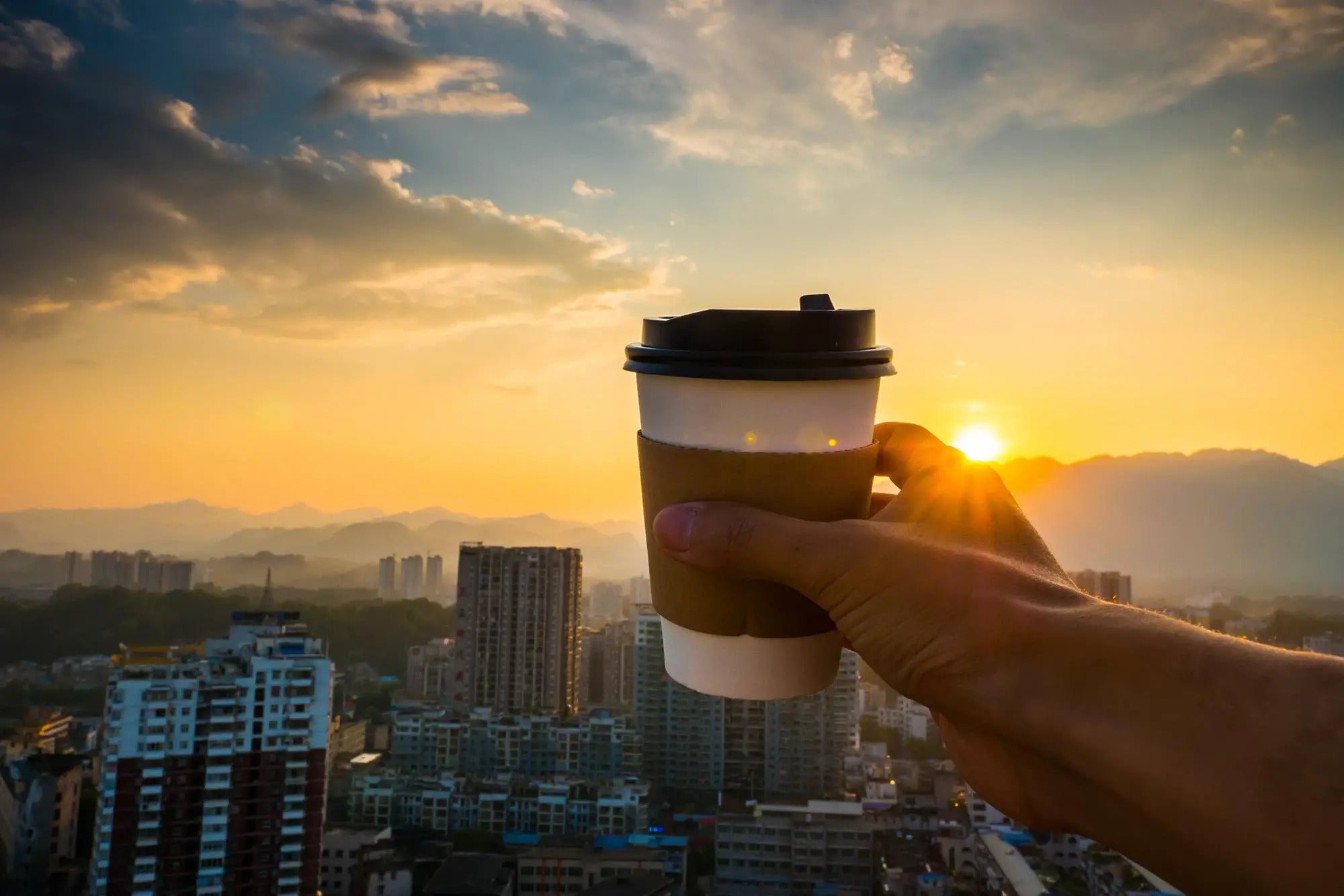 Magie du matin : commencez votre journée avec un café et un lever de soleil