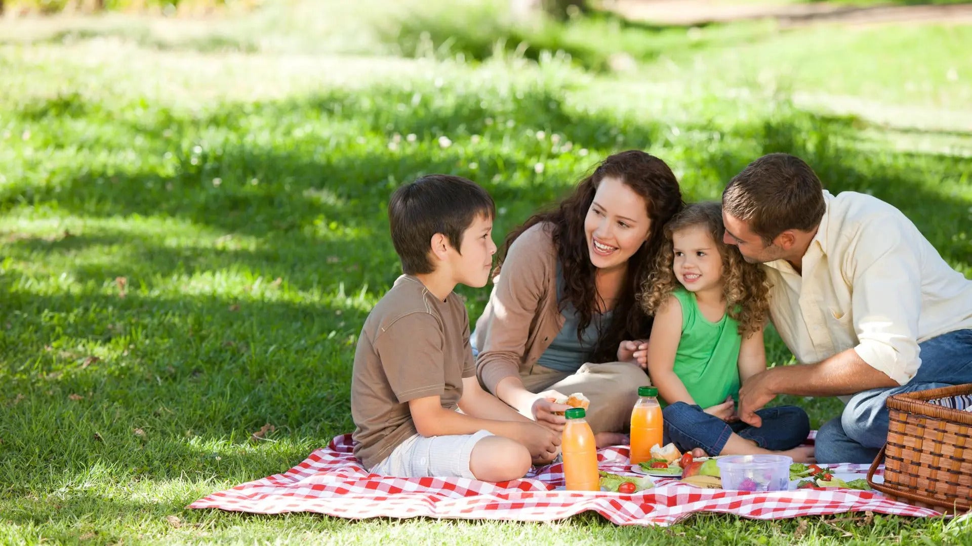 Genießen Sie Momente und Häppchen: Genießen Sie ein Picknick mit Ihren Lieben