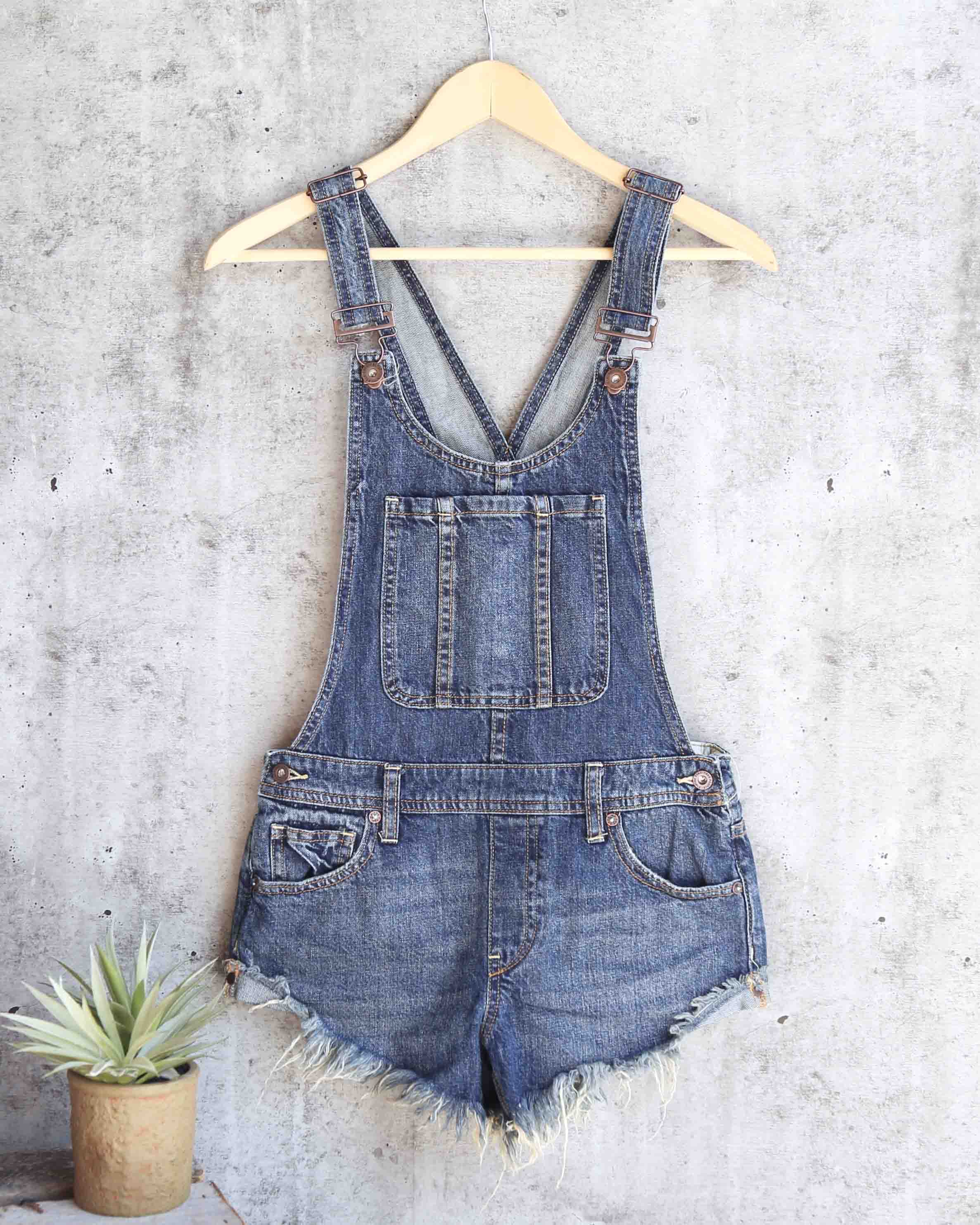 free people - summer babe hi/lo distressed denim short overalls - medi