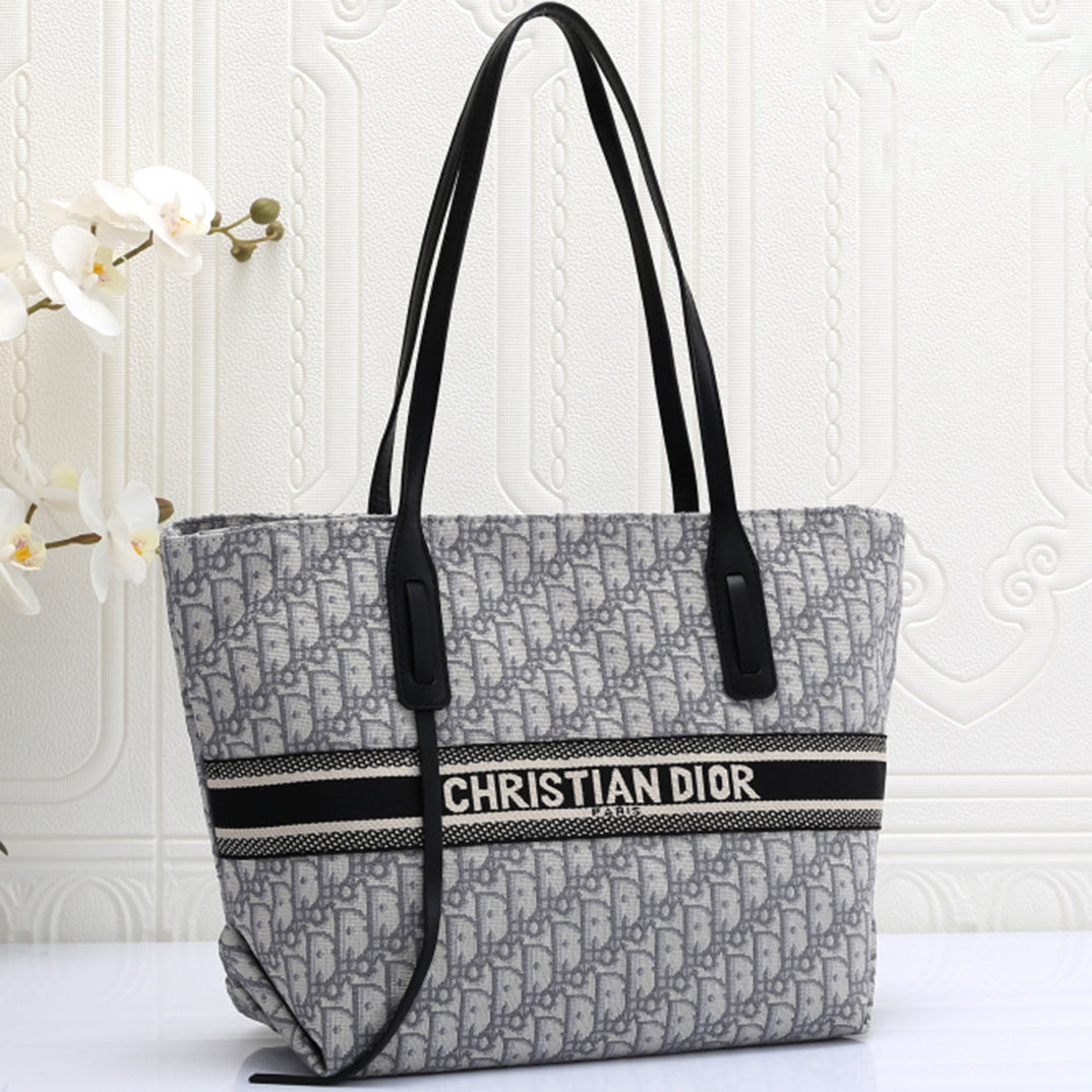 Christian Dior Alphabet logo Women's shopping handbag should