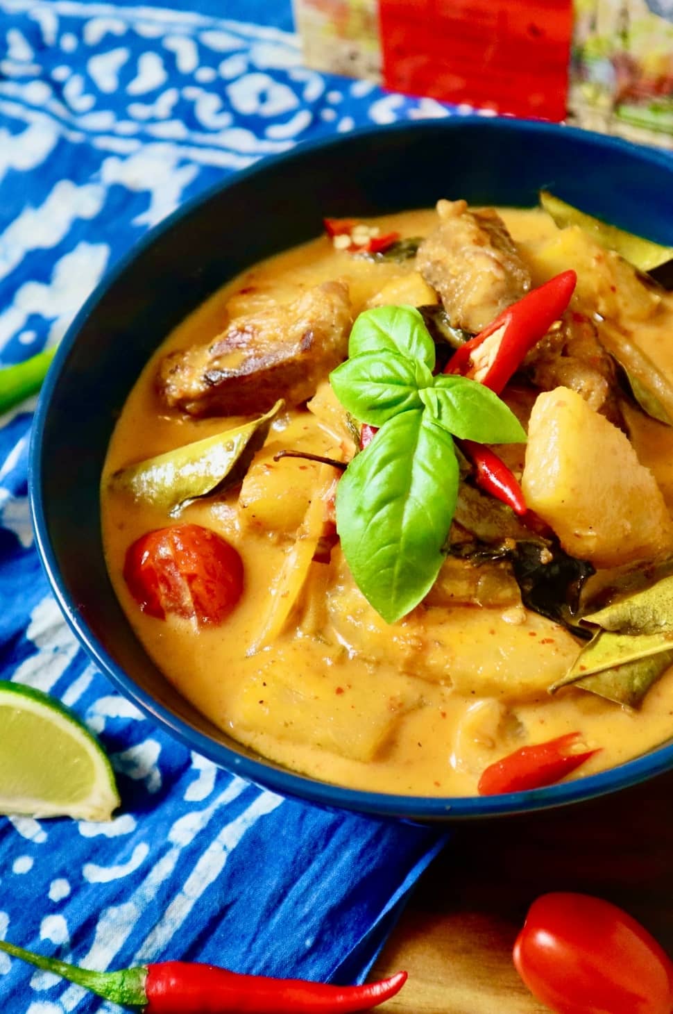 Rotes Thai-Curry Kochbox in der Schilfgras-Tasche 26