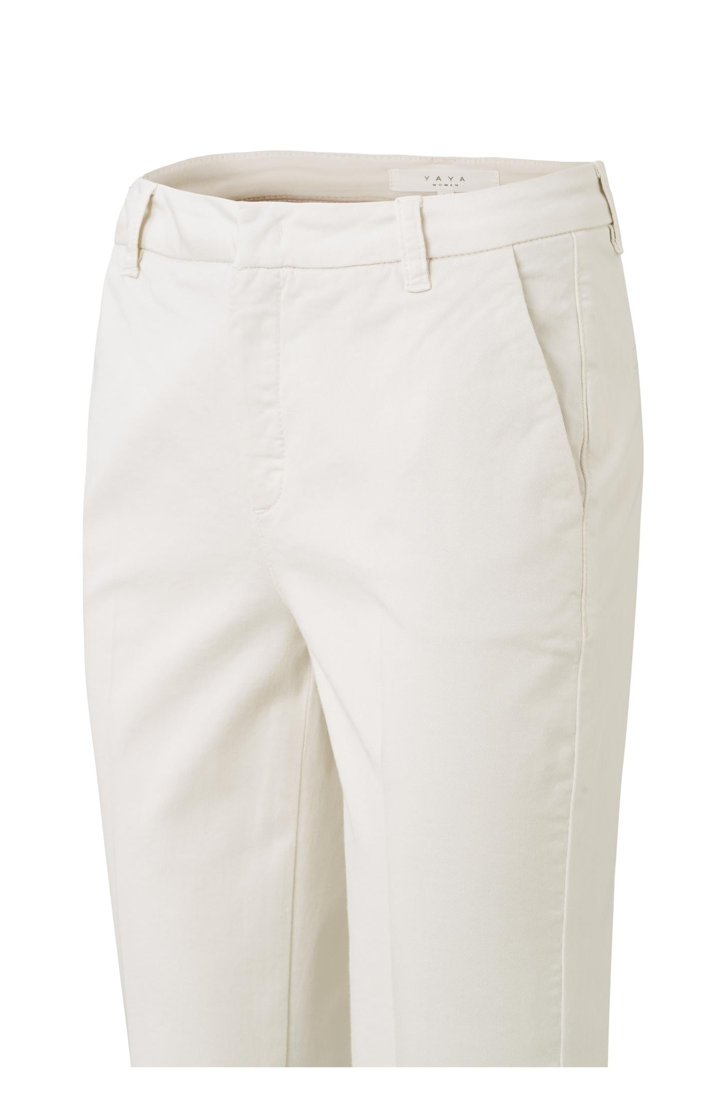Basic chino with side pockets and a zipper in a close fit
