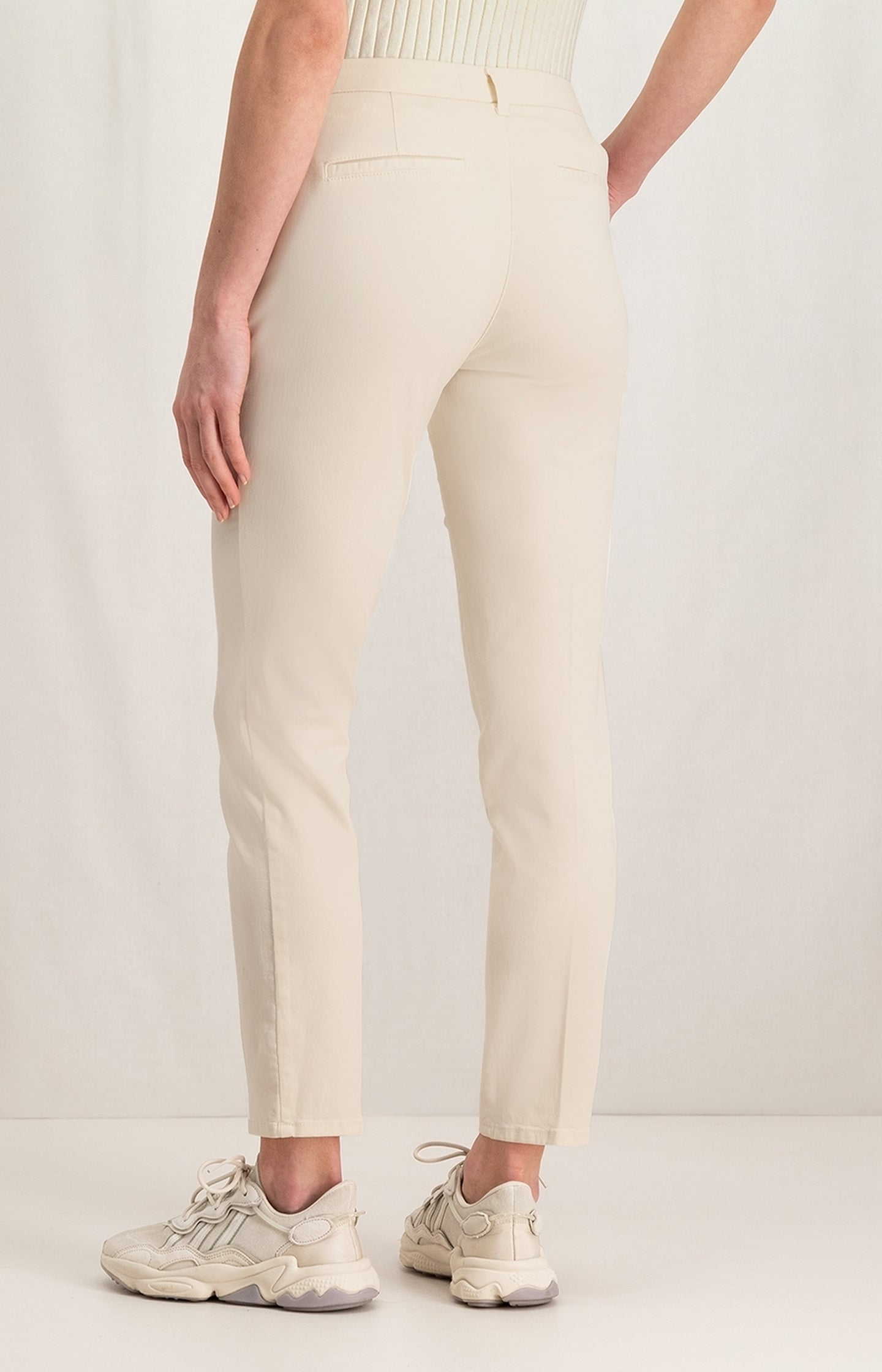 Basic chino with straight leg, side pockets and zip fly