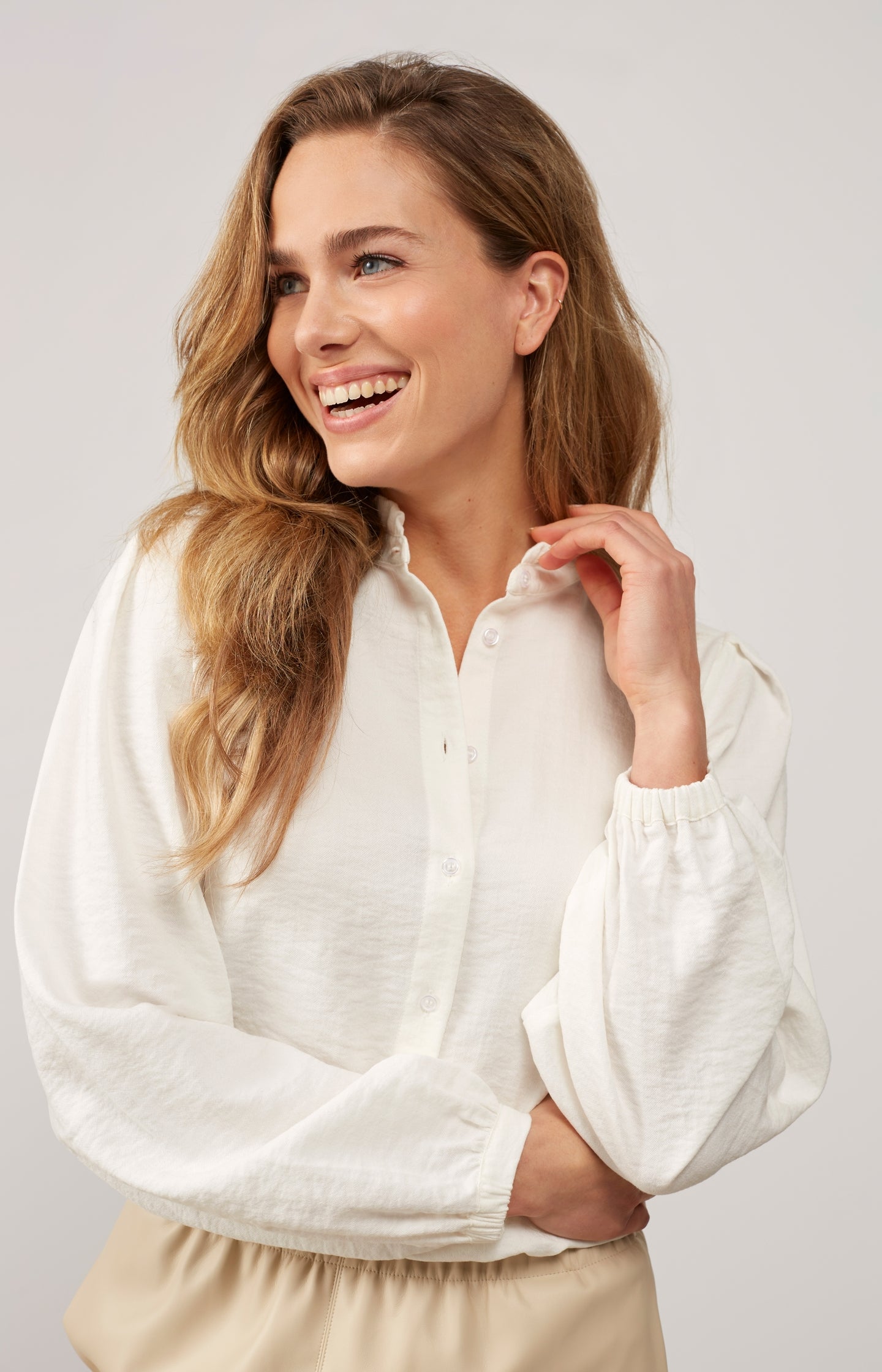 Blouse with ruffled neck, long balloon sleeves and buttons