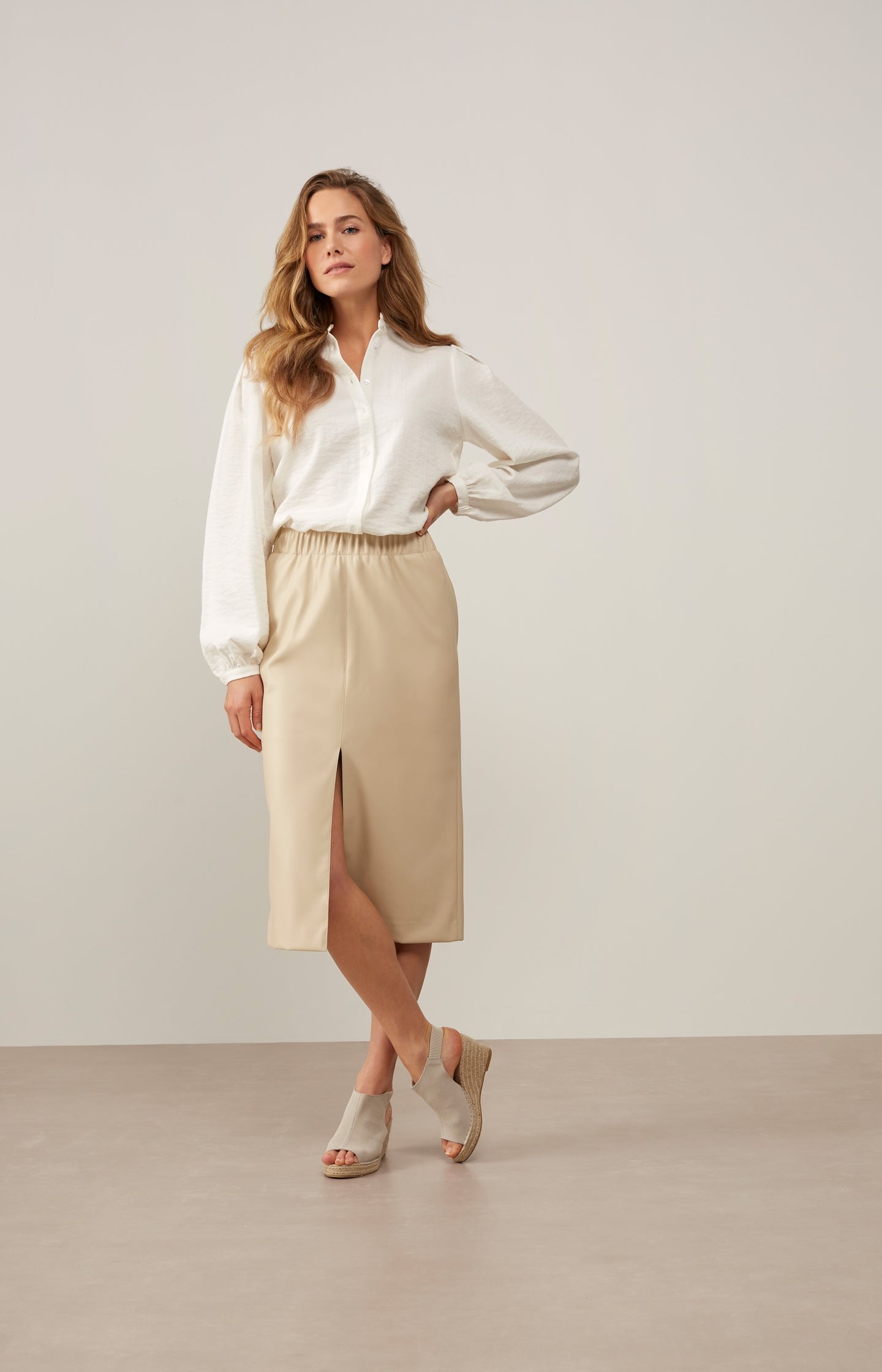 Blouse with ruffled neck, long balloon sleeves and buttons