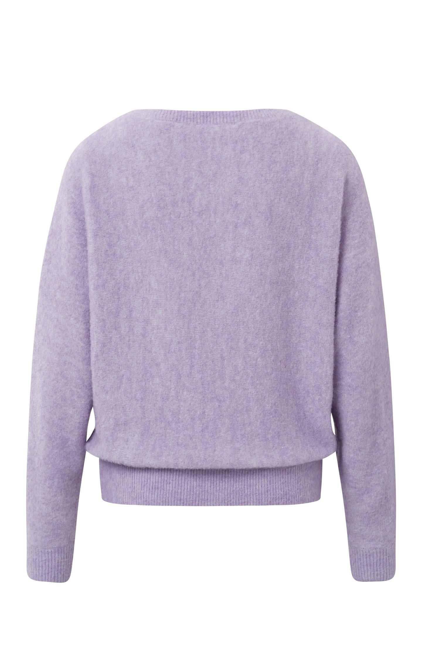 Boatneck sweater with long sleeves and a seam detail