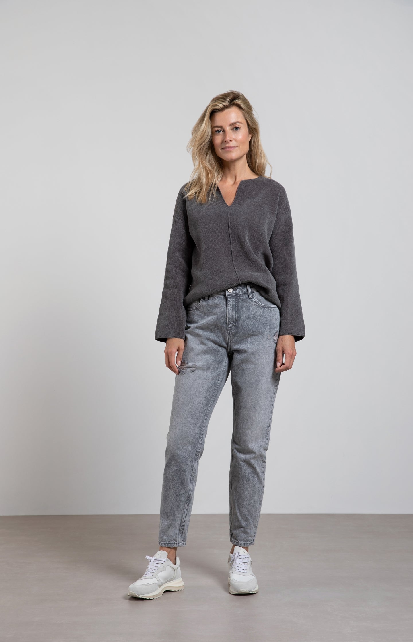 Boyfriend jeans with pockets and regular waist in cotton - Type: lookbook