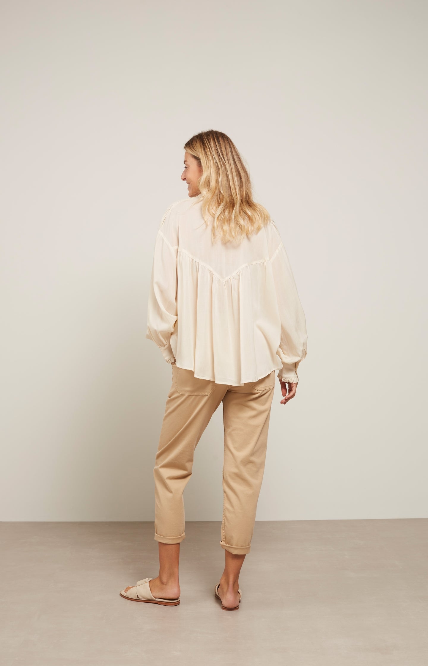 Cargo trousers with pockets and a zip fly in loose fit