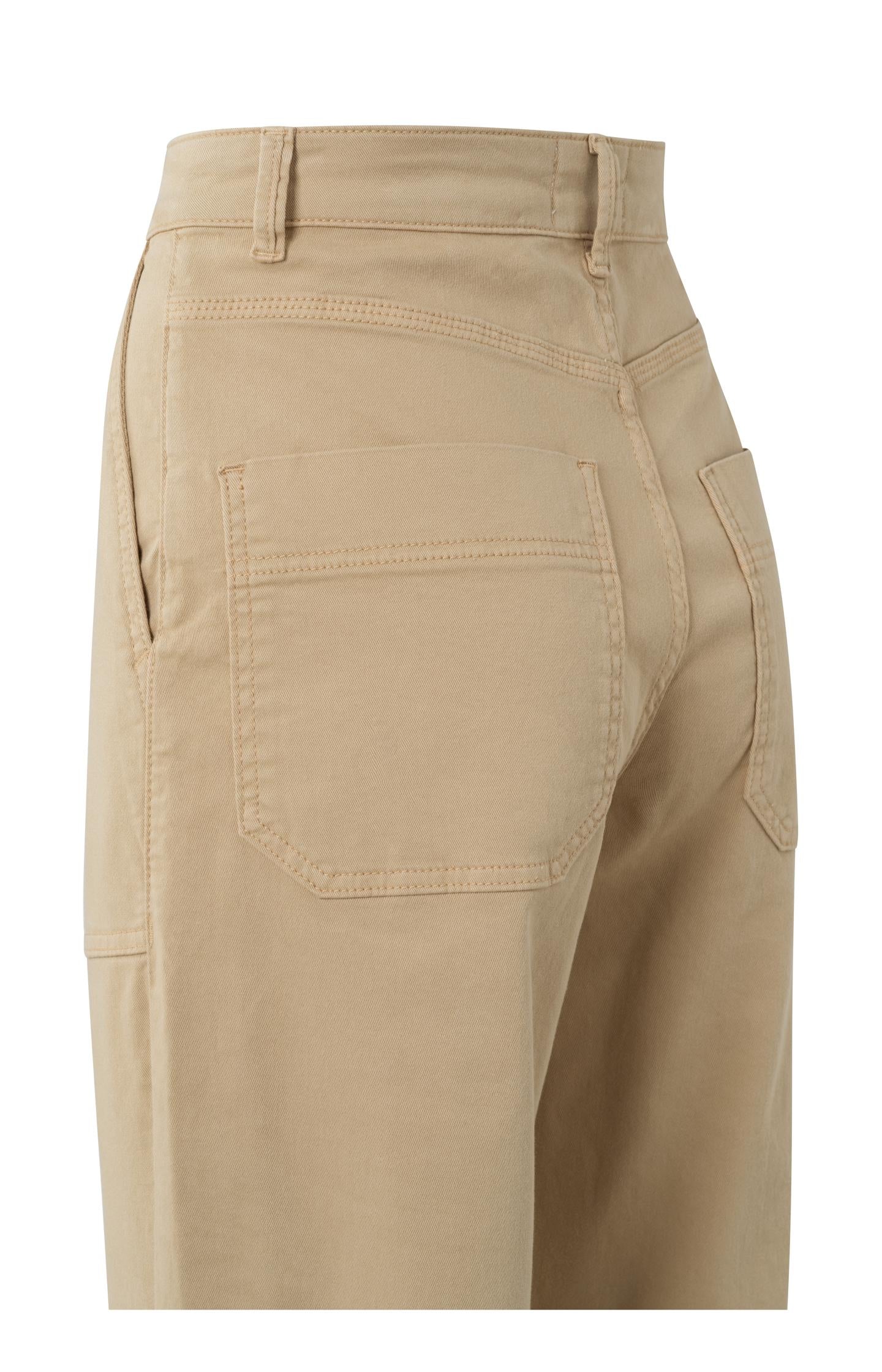 Cargo trousers with pockets and a zip fly in loose fit