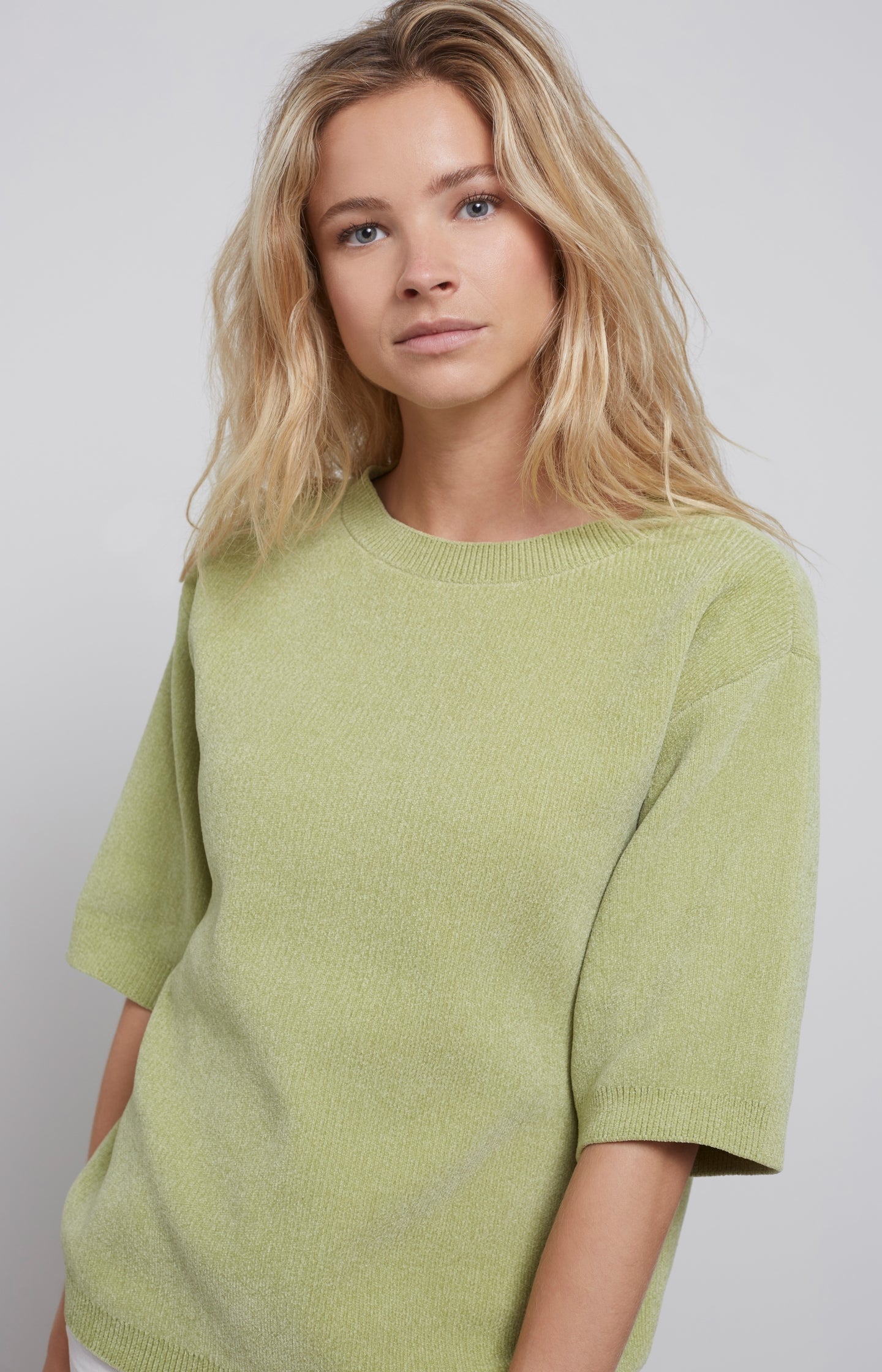 Chenille sweater with round neck and half long sleeves - Type: lookbook