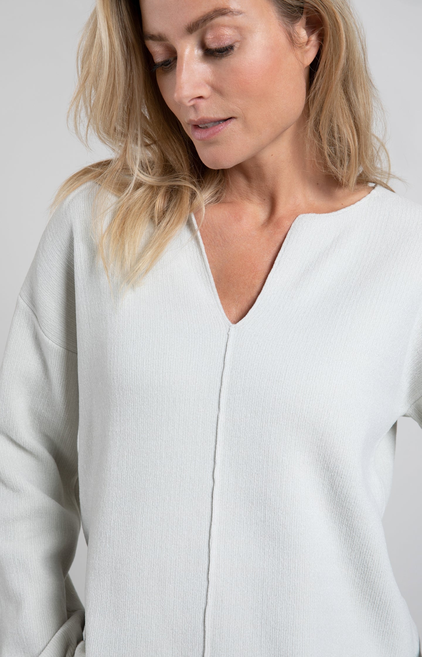 Chenille sweater with V-neck, long sleeves and seam detail