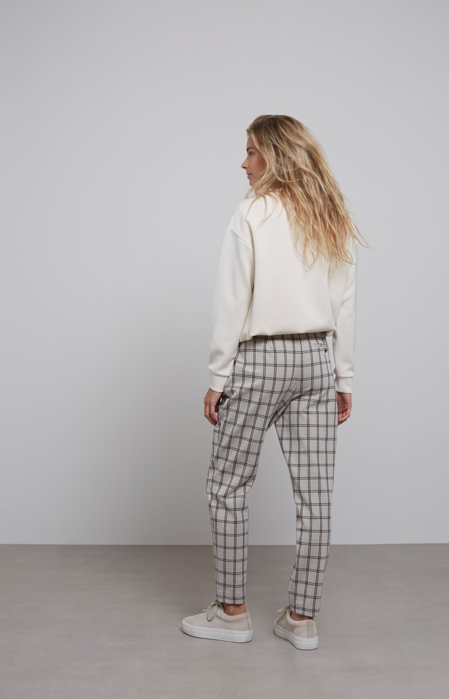 Chino trousers with straight leg, pockets and check print