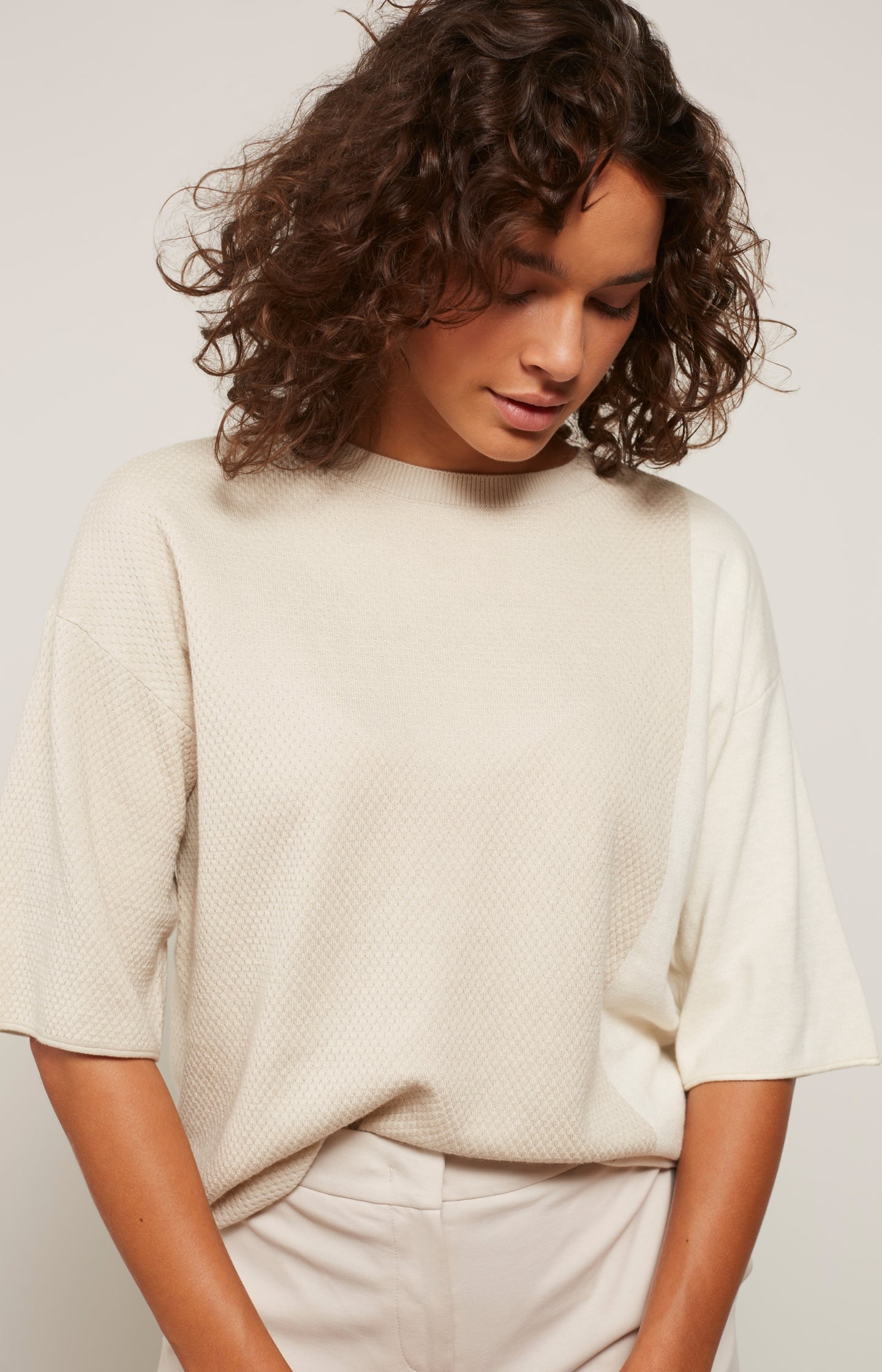 Colorblock sweater with round neck and mid-length sleeves - Type: lookbook