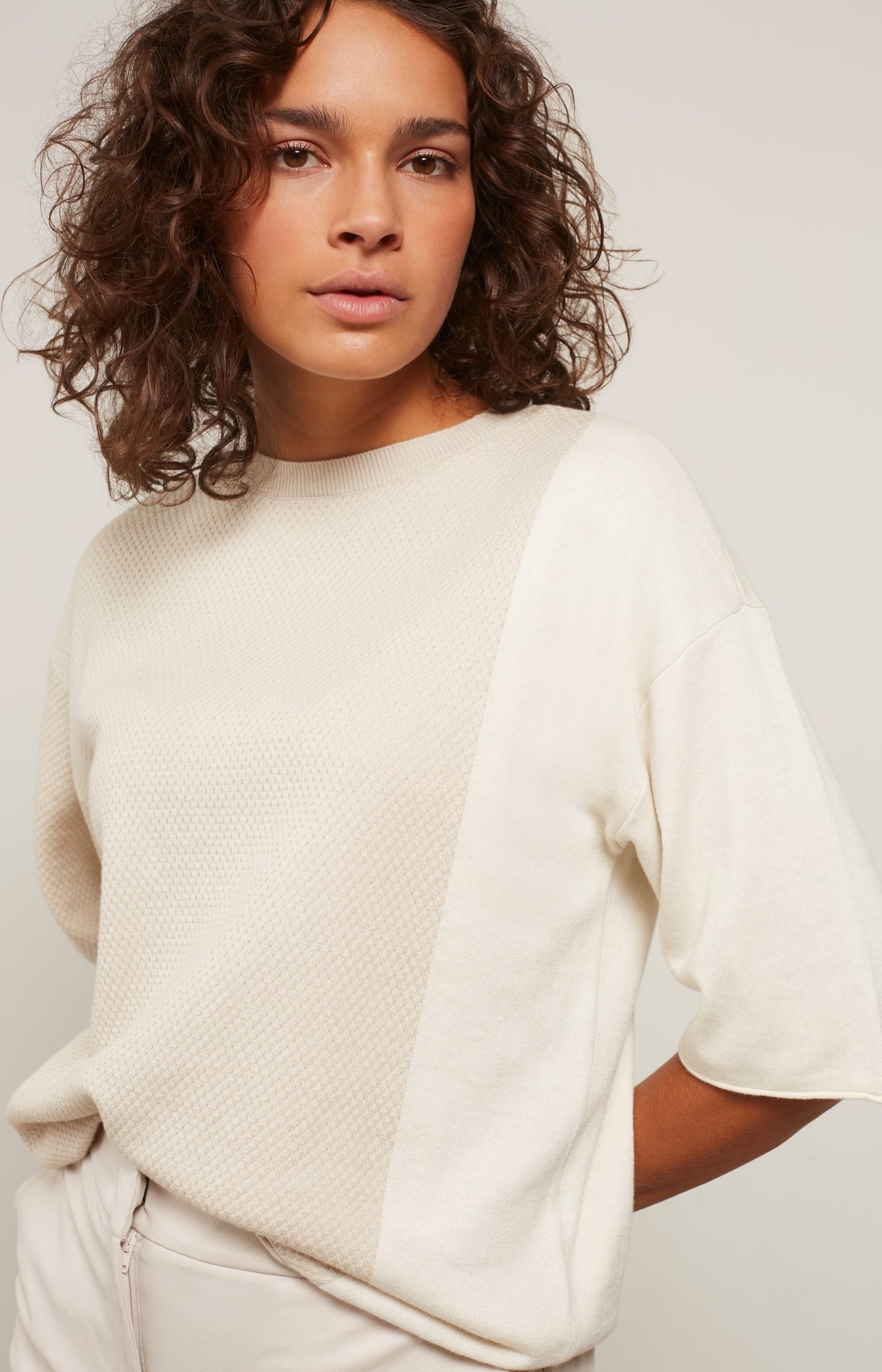 Colorblock sweater with round neck and mid-length sleeves