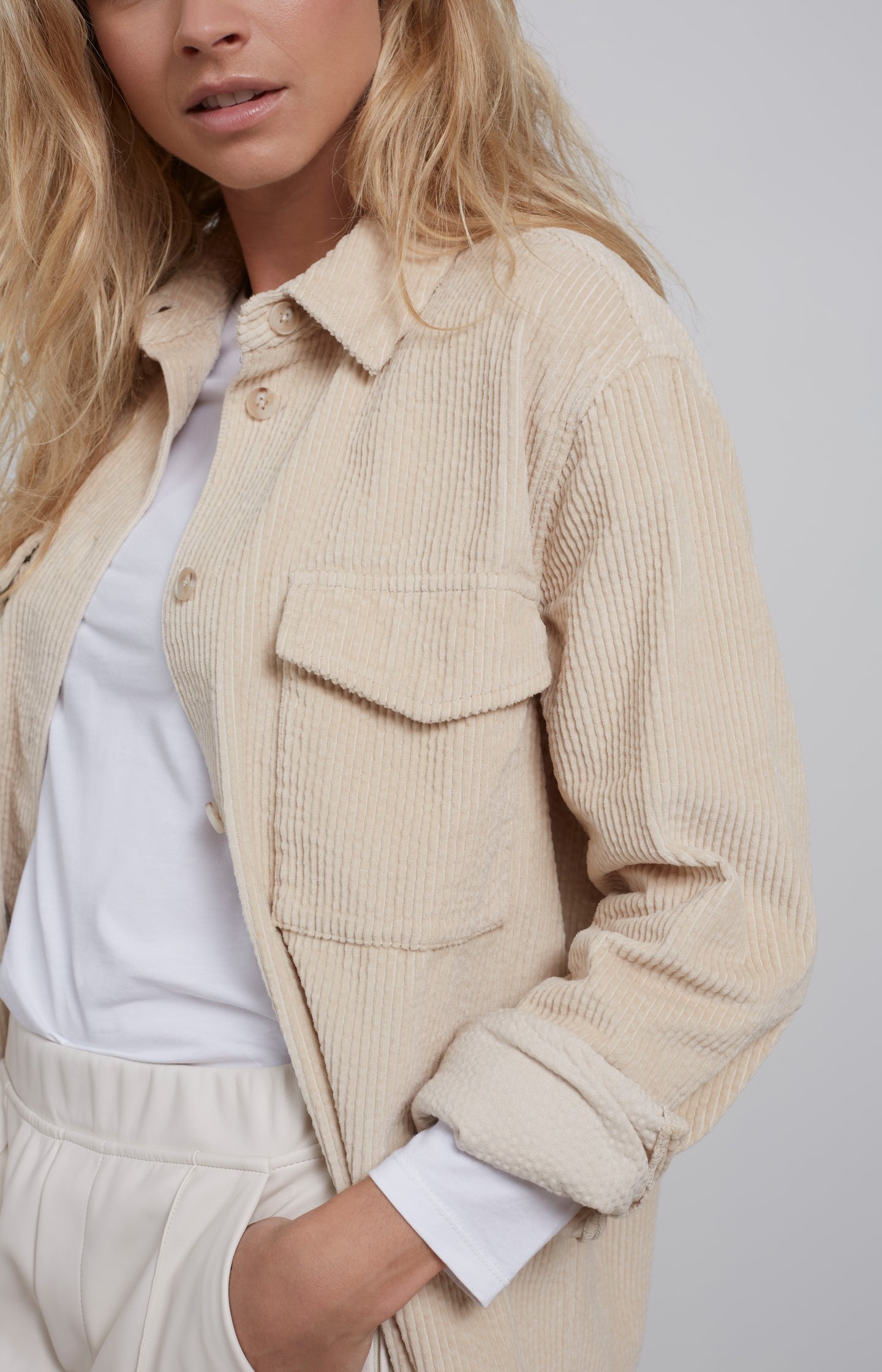Corduroy overshirt with long sleeves and pockets in wide fit