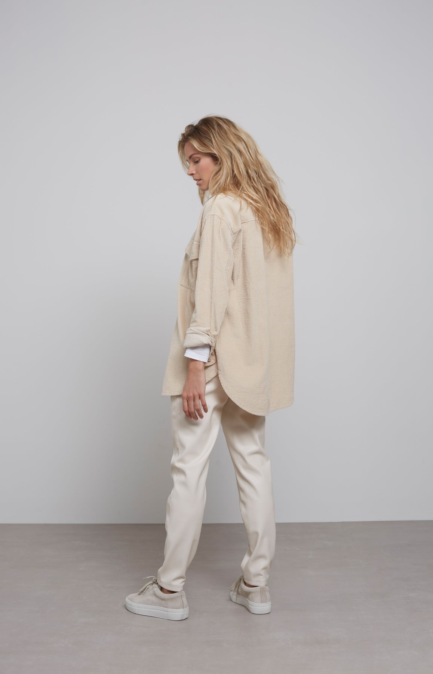 Corduroy overshirt with long sleeves and pockets in wide fit