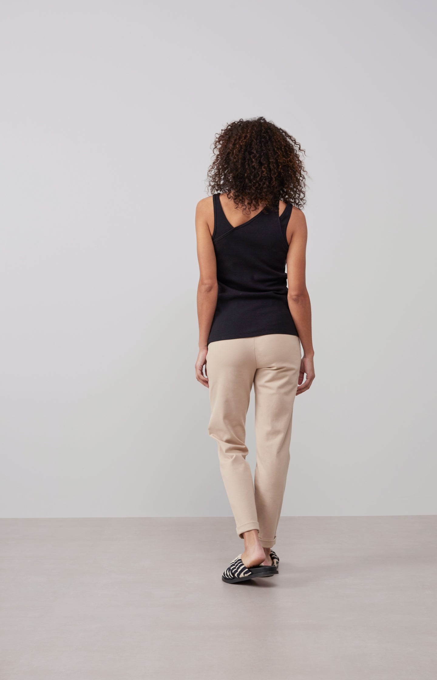 Cotton ribbed top with neck detail in regular fit