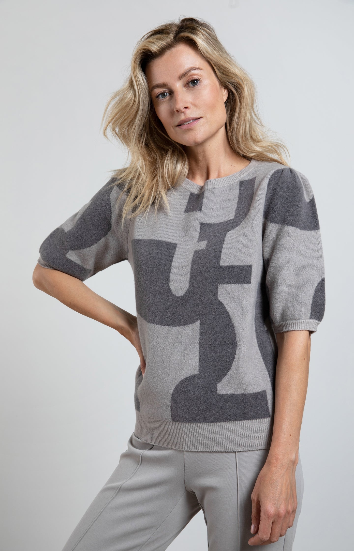 Crewneck sweater with half sleeves and jacquard print