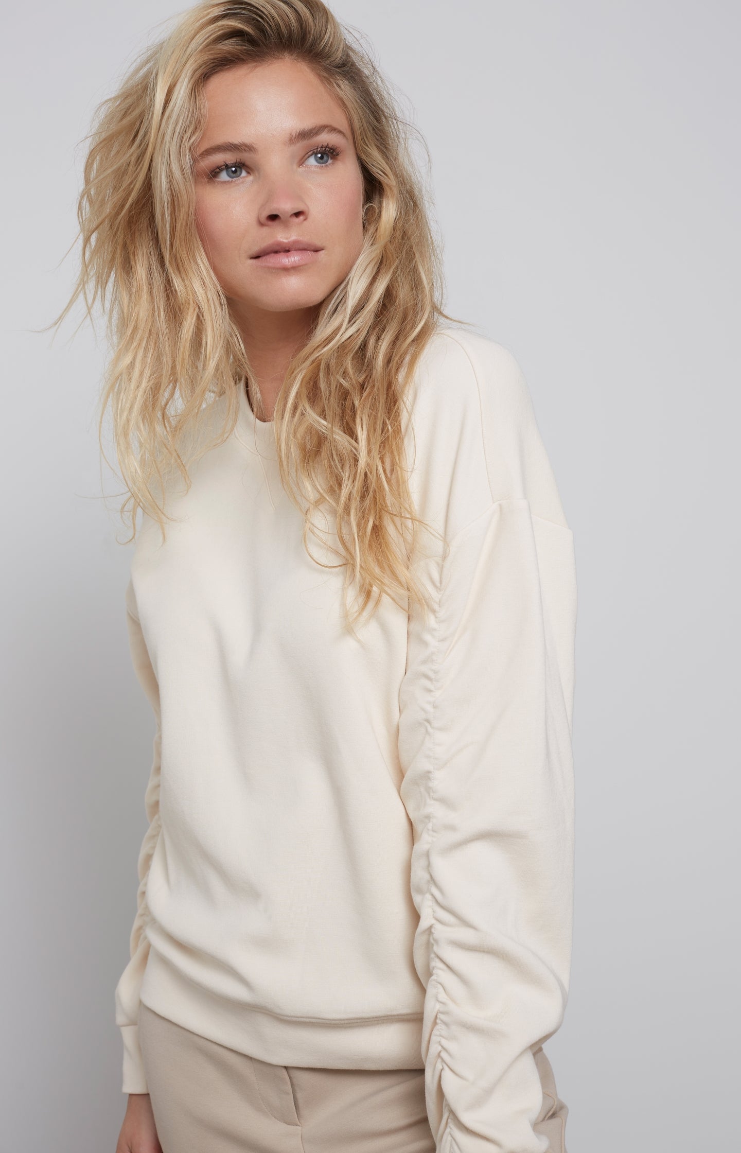Crewneck sweatshirt with long sleeves and sleeve details