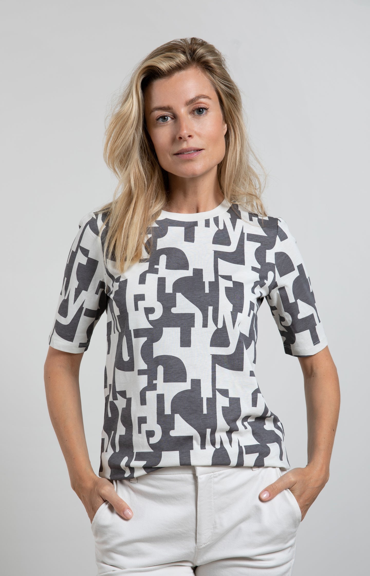 Crewneck T-shirt with half-length sleeves and abstract print - Type: lookbook