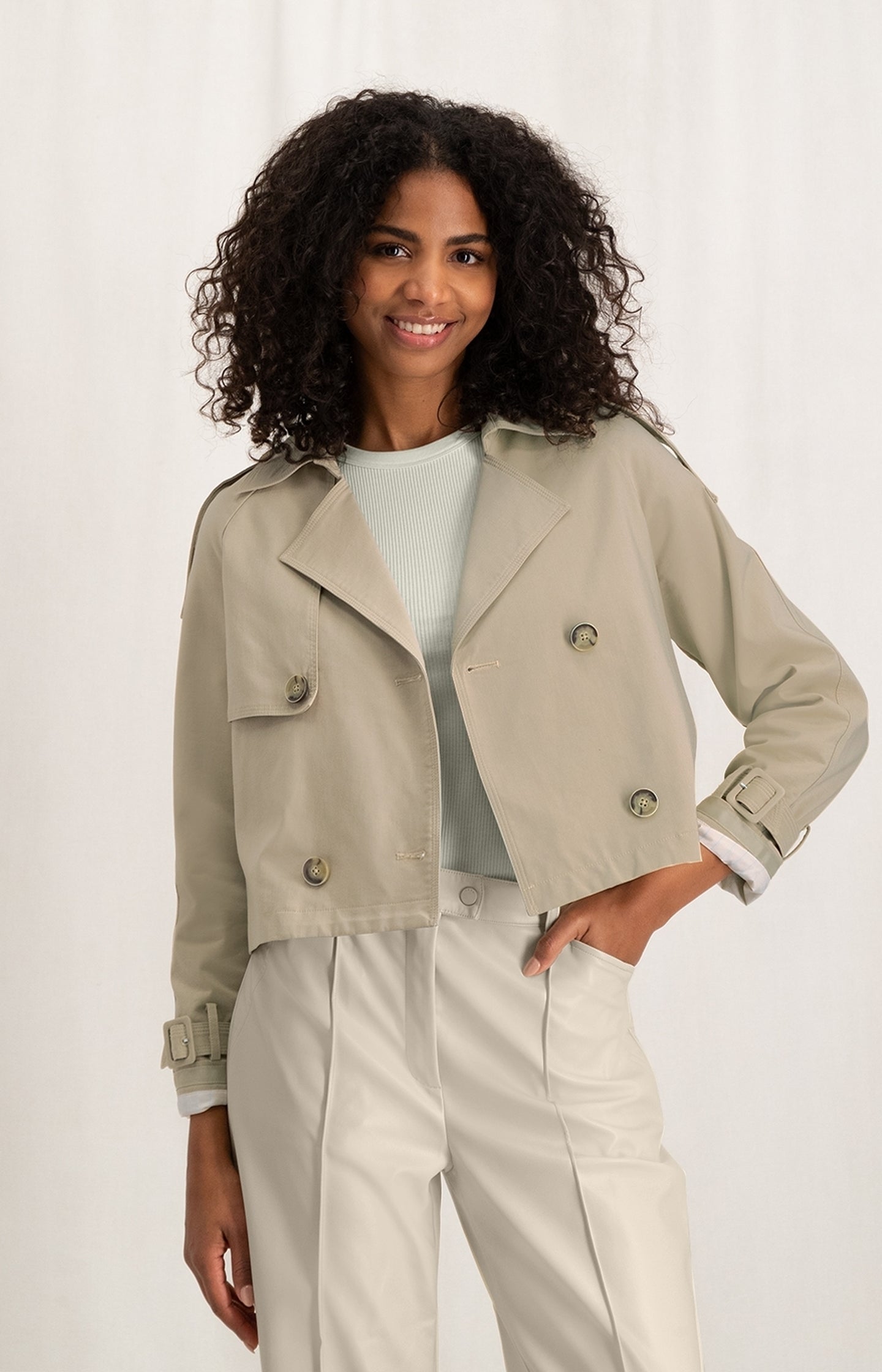 Cropped trench coat with long sleeves and shoulder details