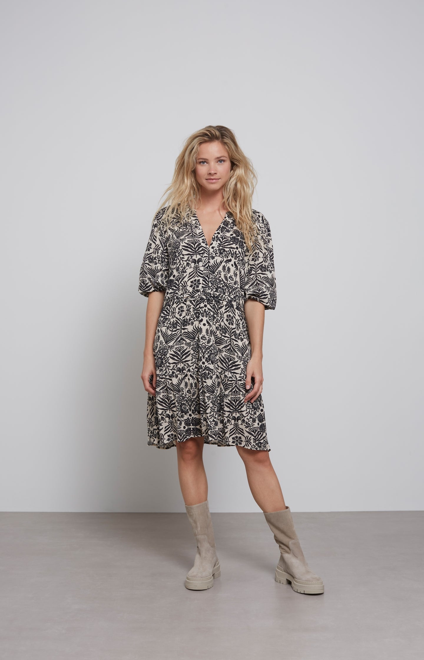 Dress with V-neck, mid-length sleeves and folklore print - Type: lookbook