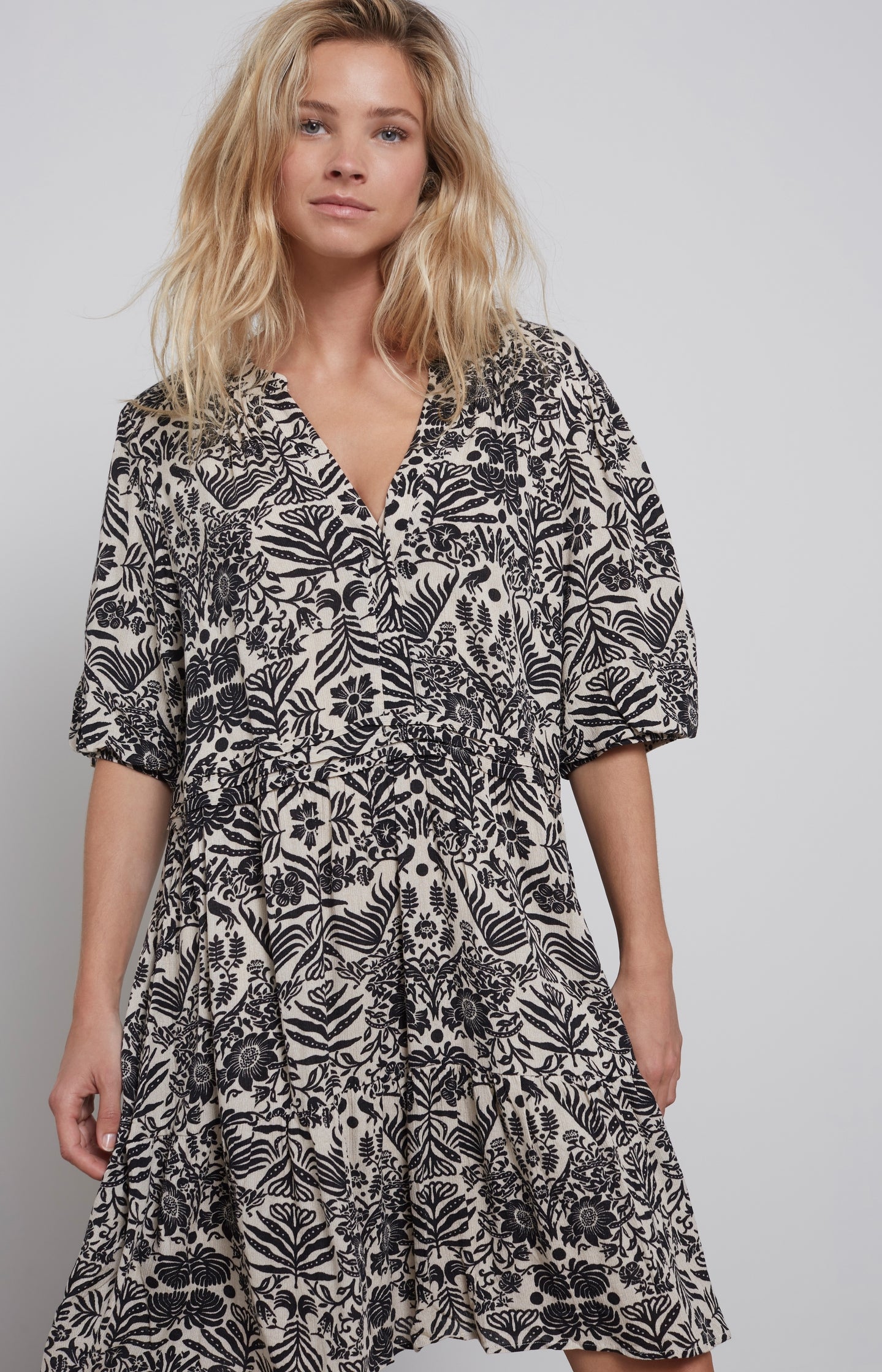 Dress with V-neck, mid-length sleeves and folklore print