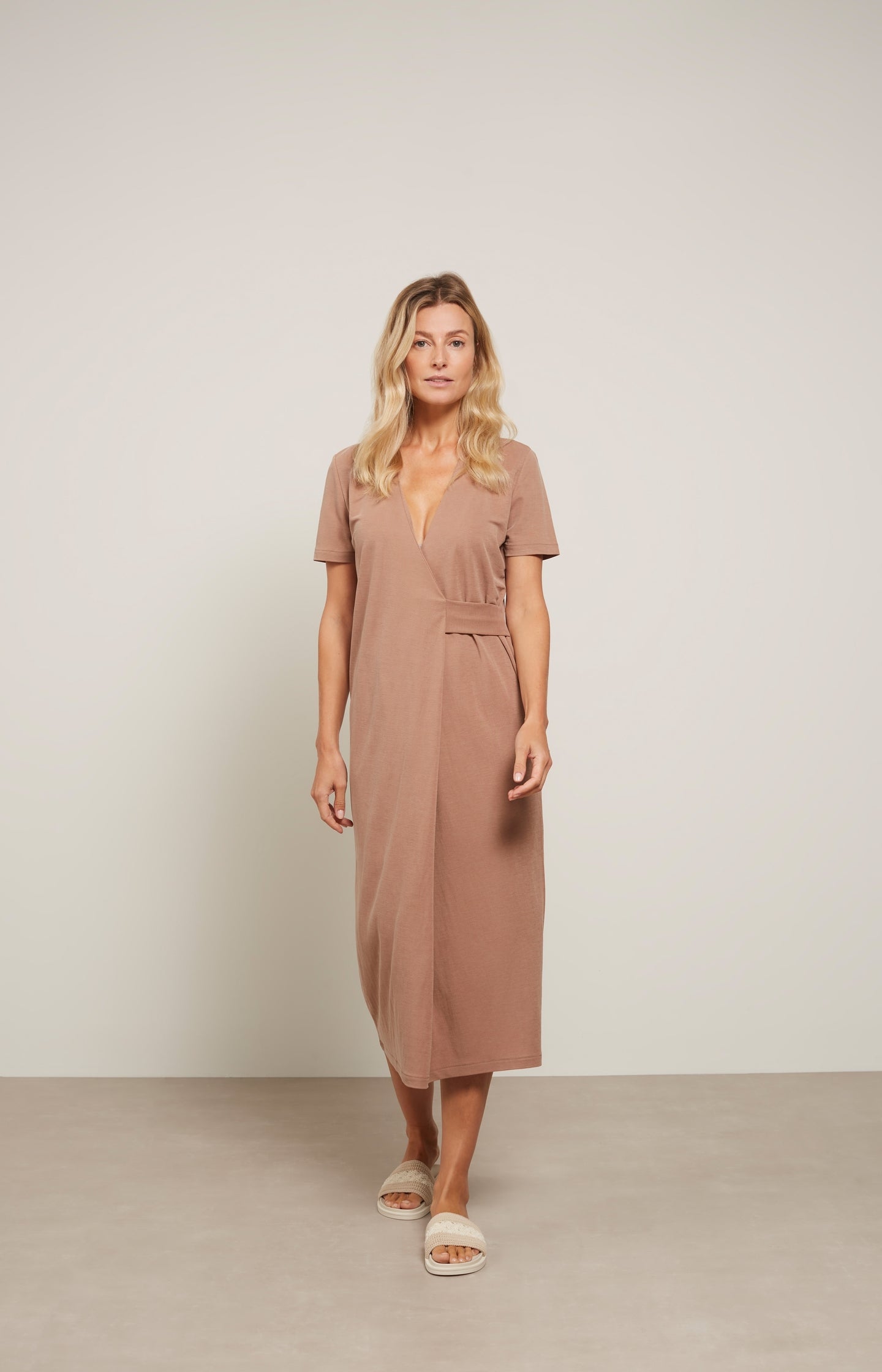Faux wrap dress with V-neck, short sleeves an waist detail - Type: lookbook