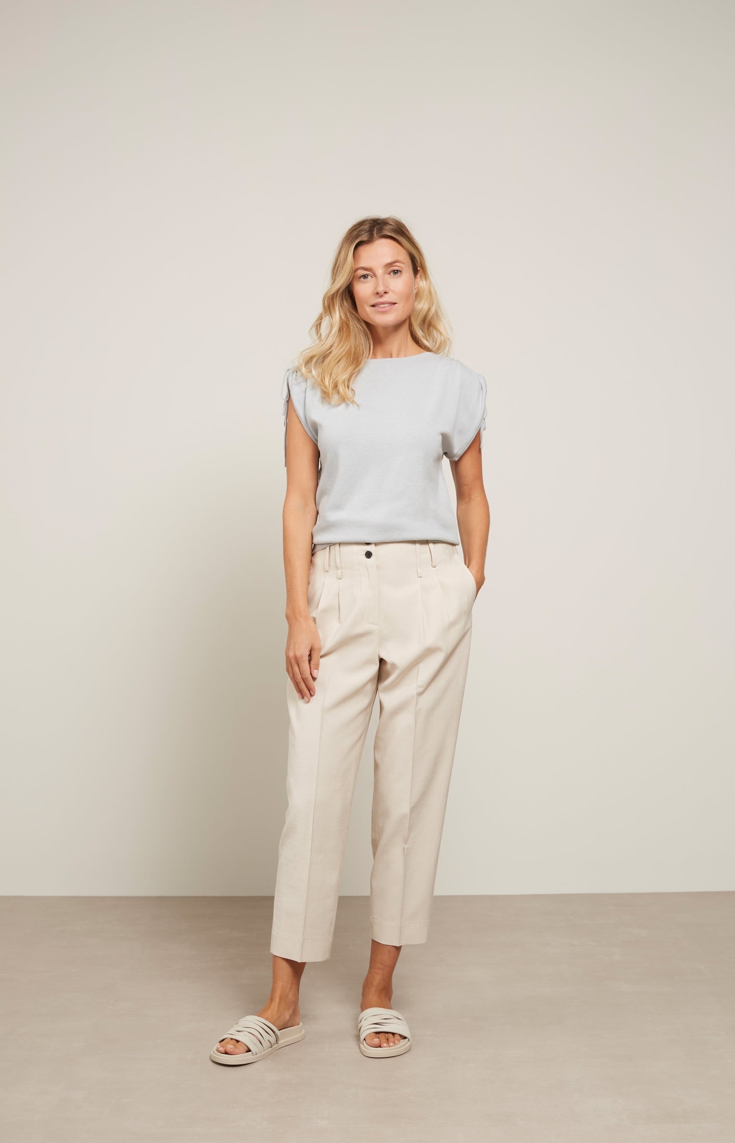 High waist pantalon with zip fly, buttons and pleated detail