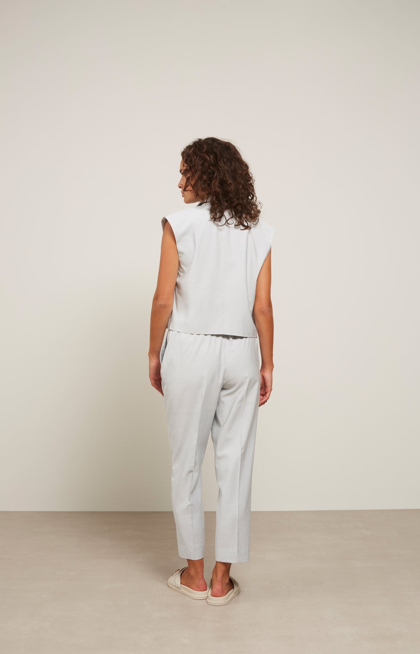 High waist pantalon with zip fly, buttons and pleated detail