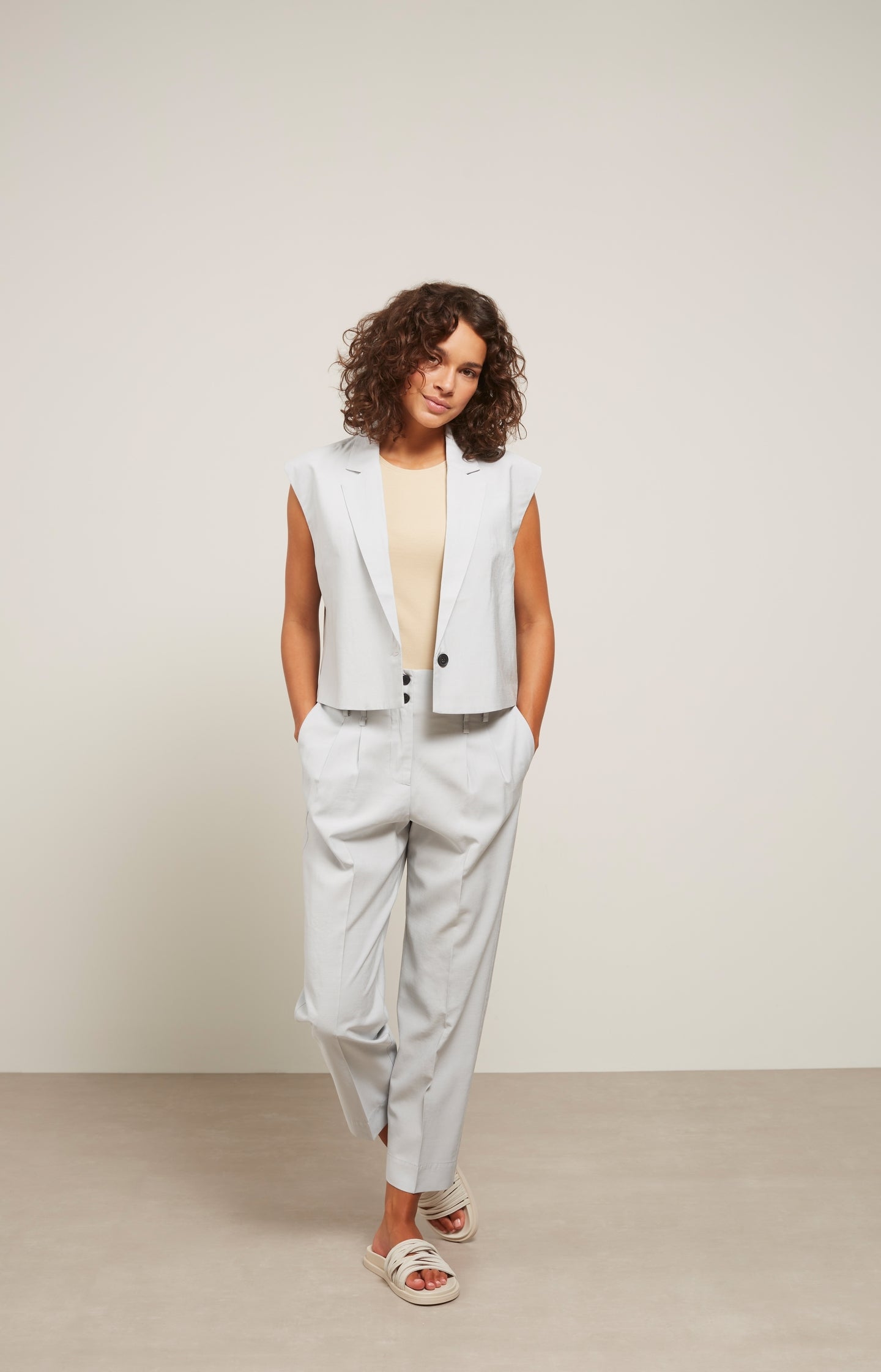 High waist pantalon with zip fly, buttons and pleated detail