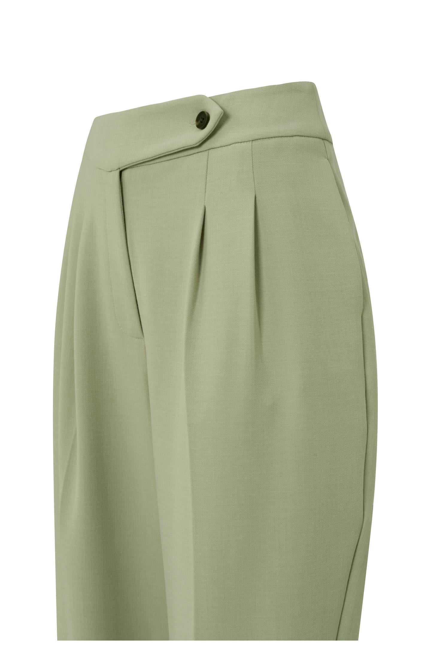 High waist trousers with pleated details and side pockets