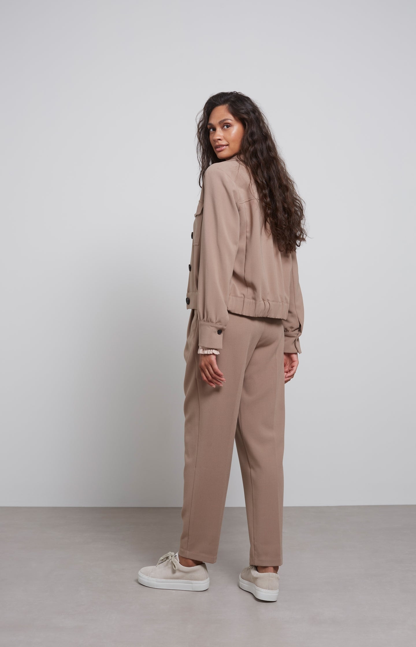 High waist trousers with pleated details and side pockets