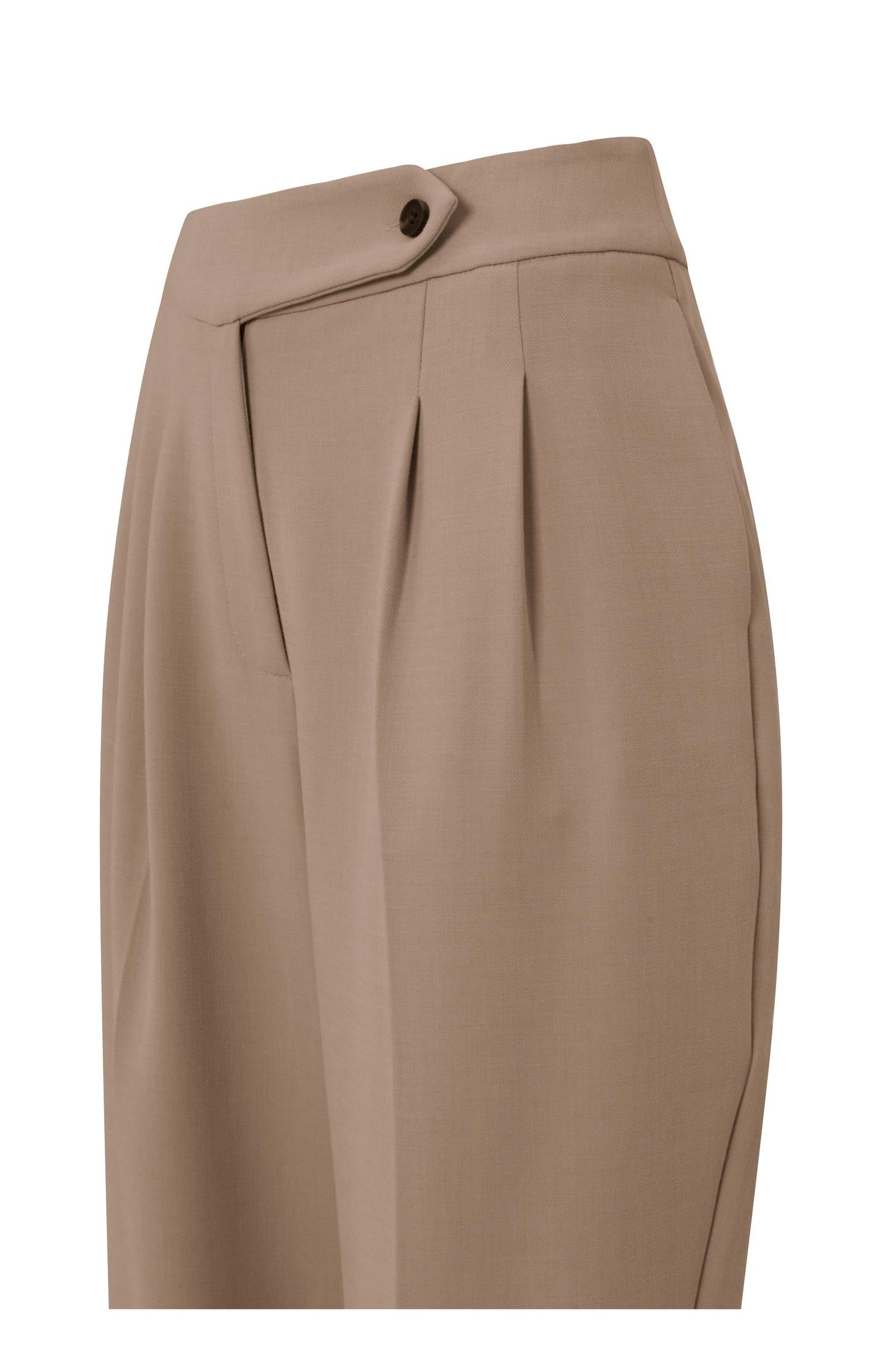 High waist trousers with pleated details and side pockets