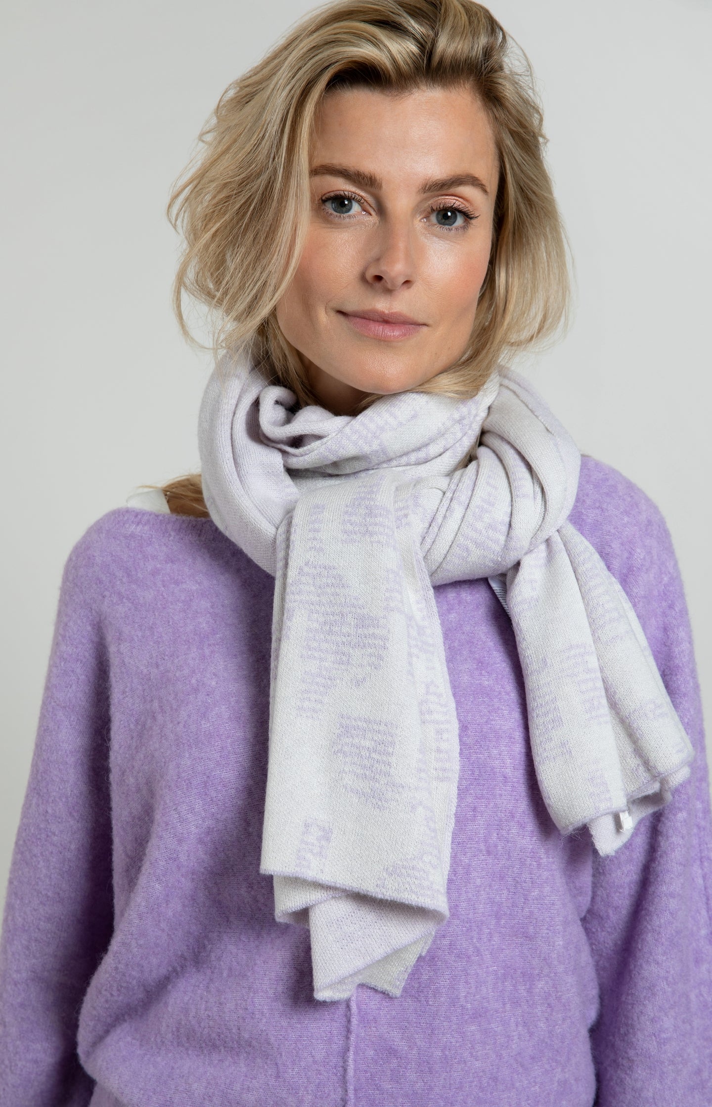 Knitted jacquard scarf with abstract print - Orchid Petal Purple Dessin - Type: lookbook