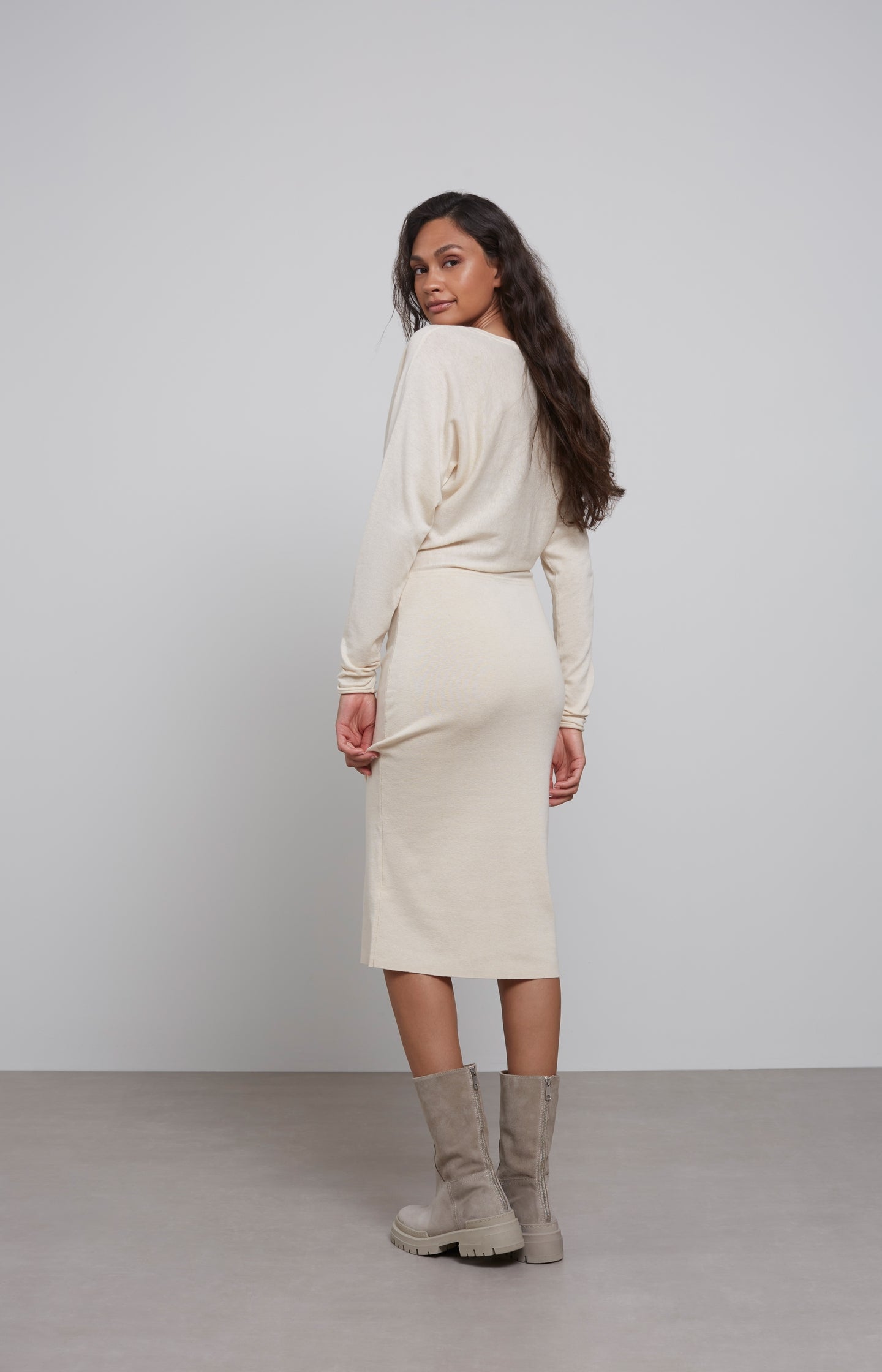 Midi dress with V-neck and long sleeves in a close fit