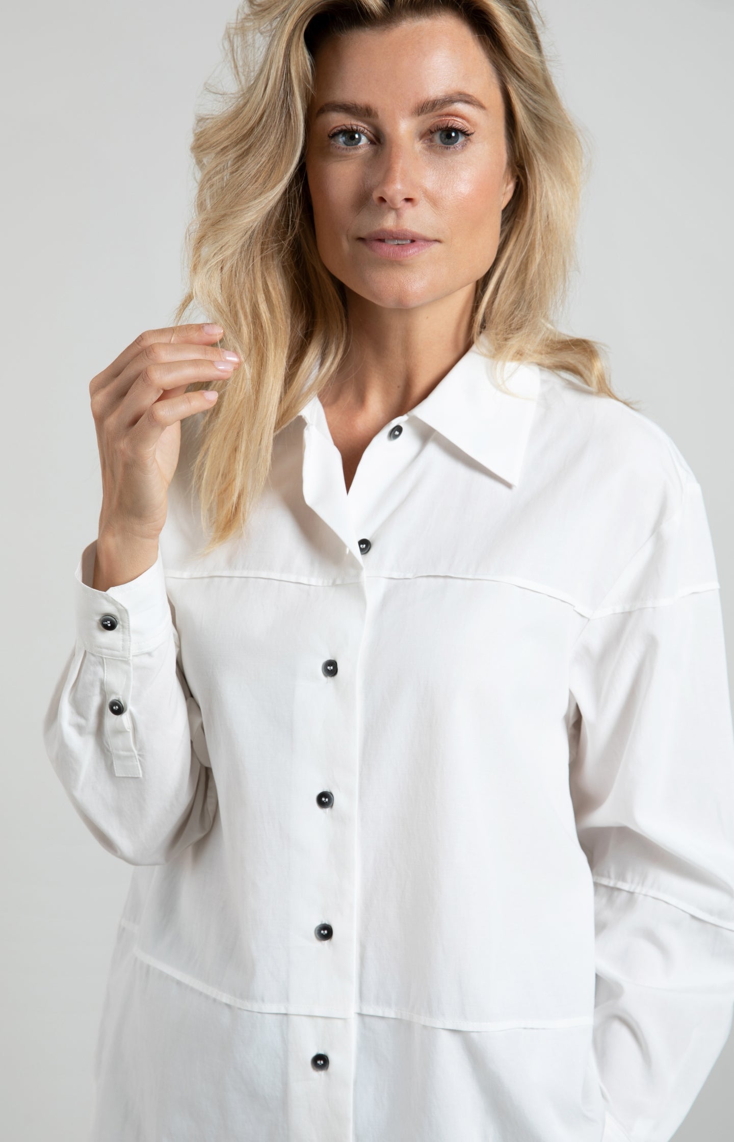 Oversized blouse with long sleeves, buttons and seam details