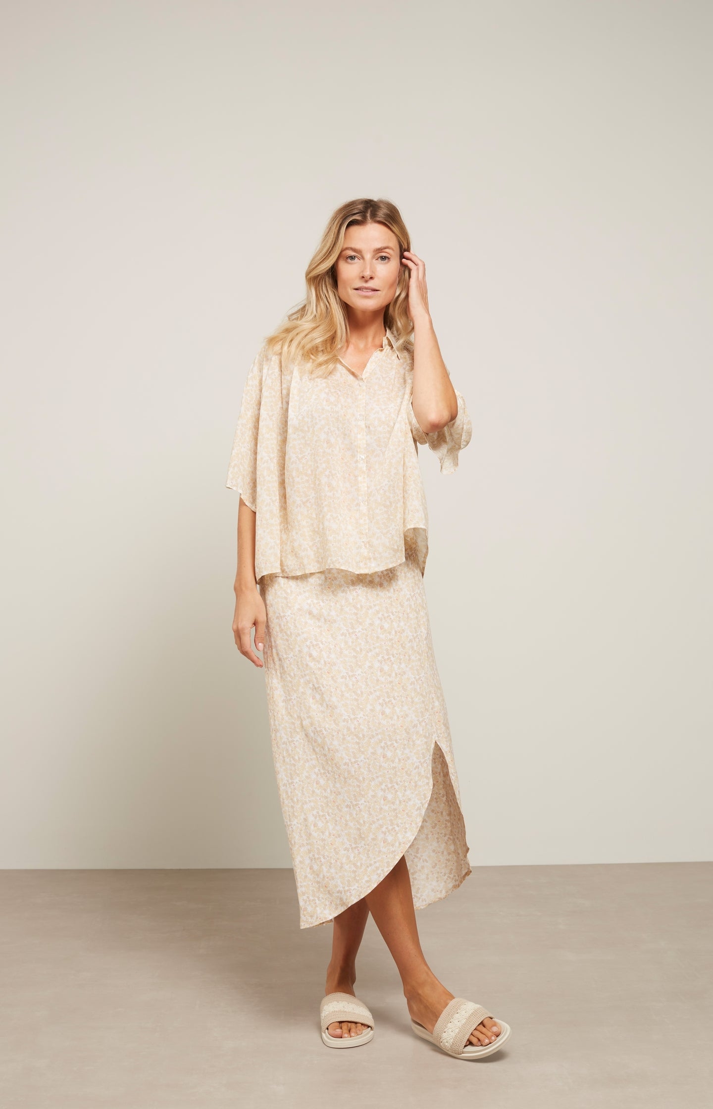 Oversized blouse with mid-length pleated and floral print