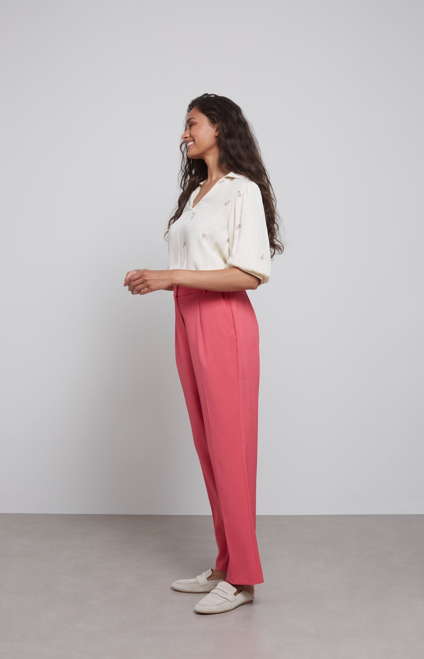 Pantalon with straight fit, mid waist and side pockets - Type: lookbook