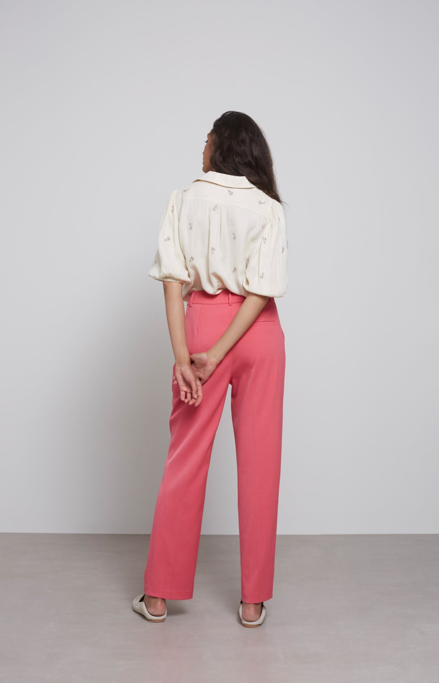 Pantalon with straight fit, mid waist and side pockets
