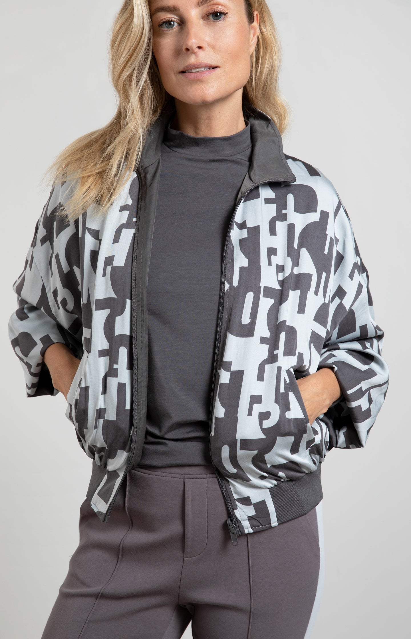 Reversible bomber jacket with 7/8 balloon sleeves and zip