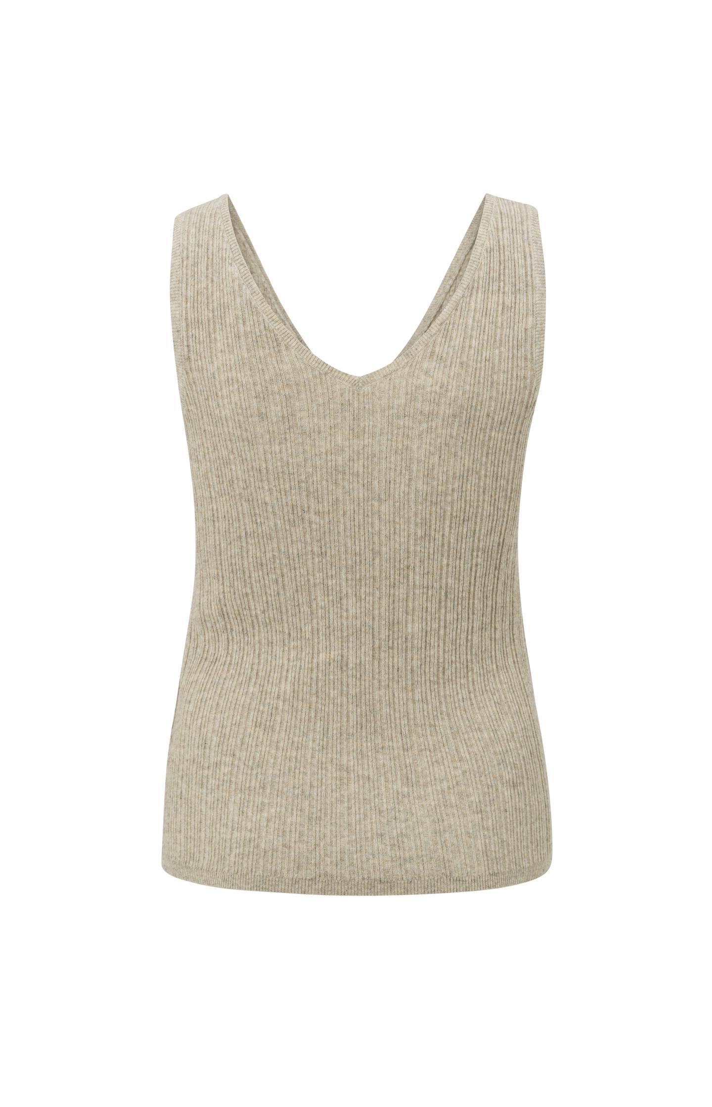 Ribbed tanktop with V-neck in regular fit