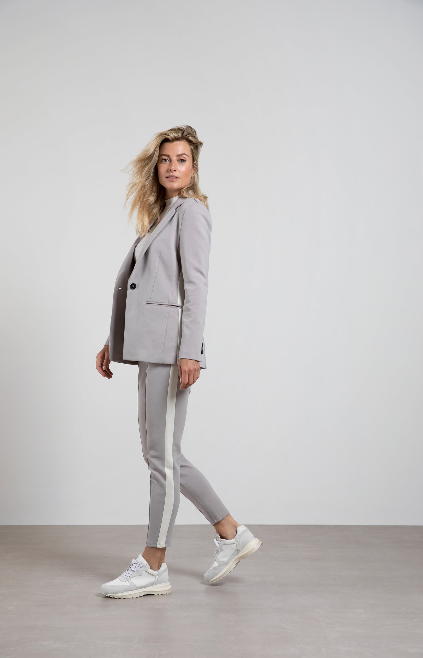 Scuba blazer with long sleeves, a button and a stripe