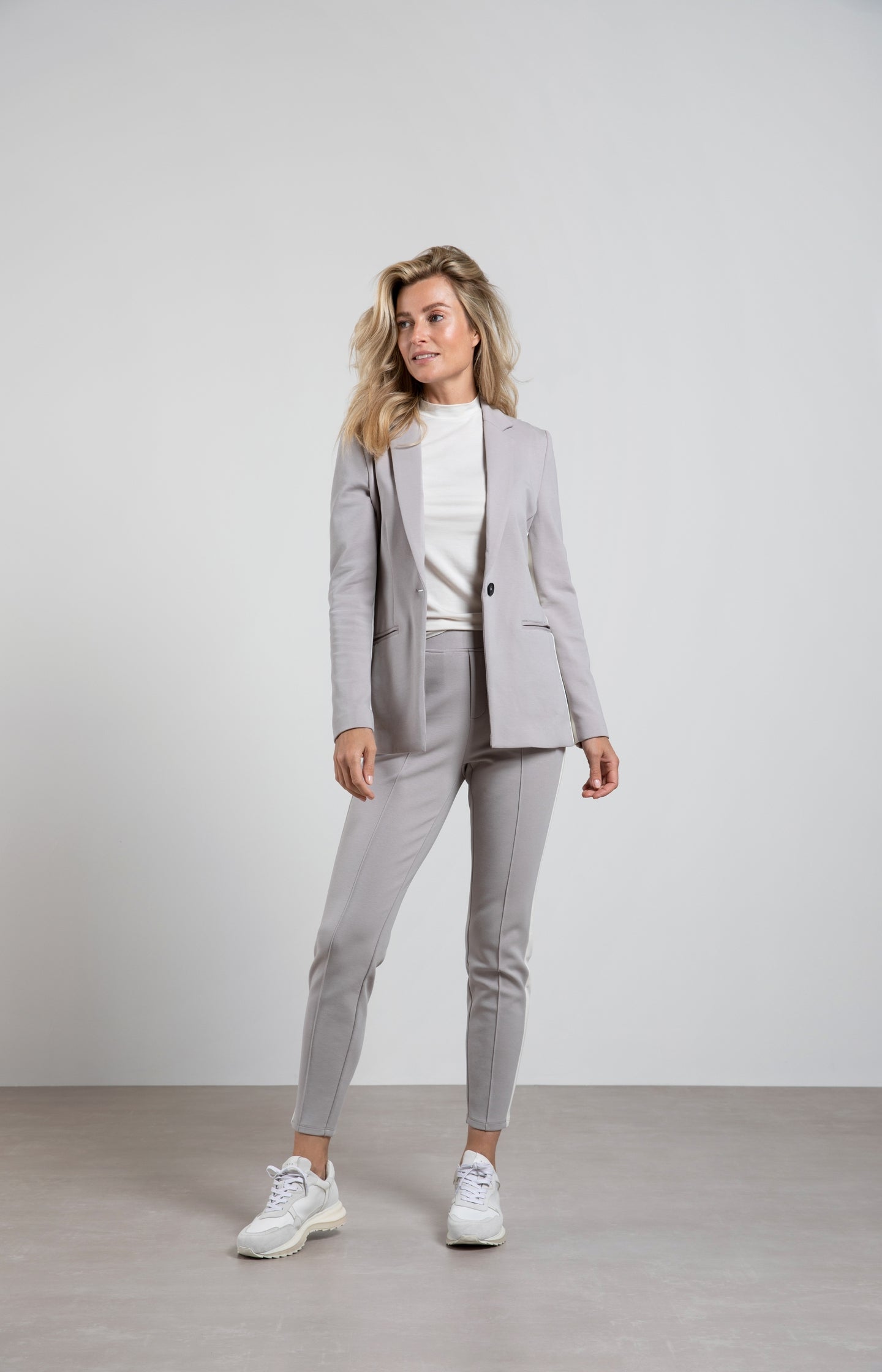 Scuba blazer with long sleeves, a button and a stripe