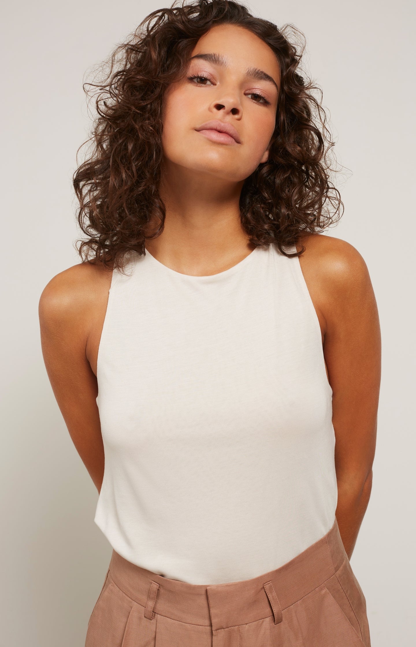 Singlet with round neck and crossed straps on back - Type: lookbook