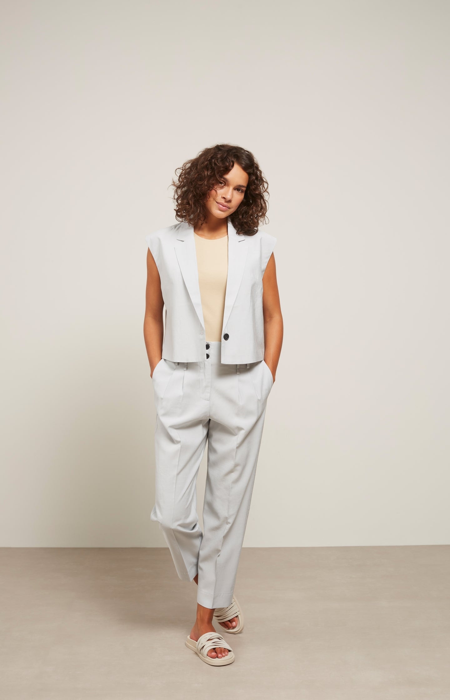 Sleeveless cropped blazer with button and collar