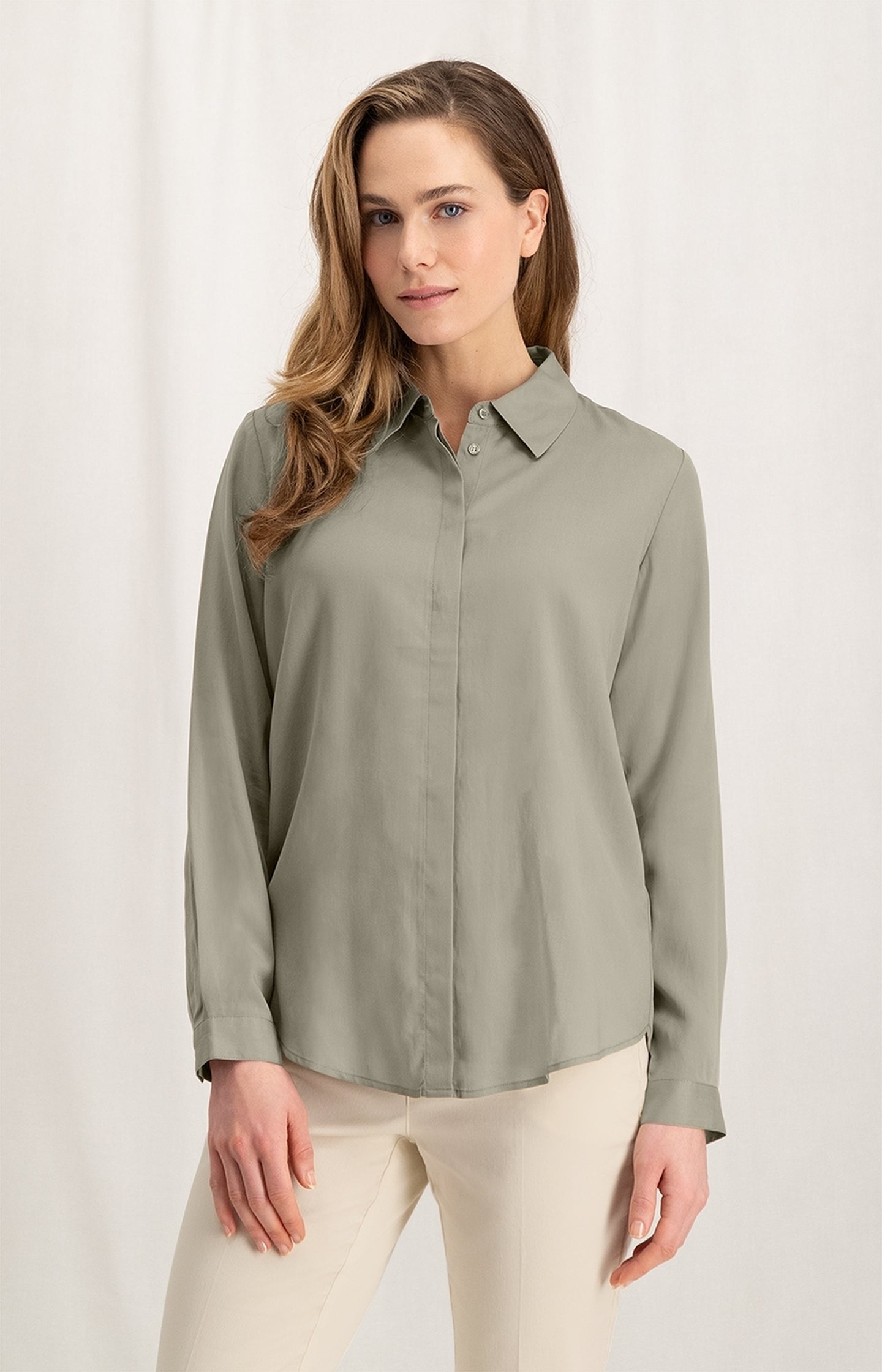 Soft poplin blouse with long sleeves, collar and buttons - Type: lookbook