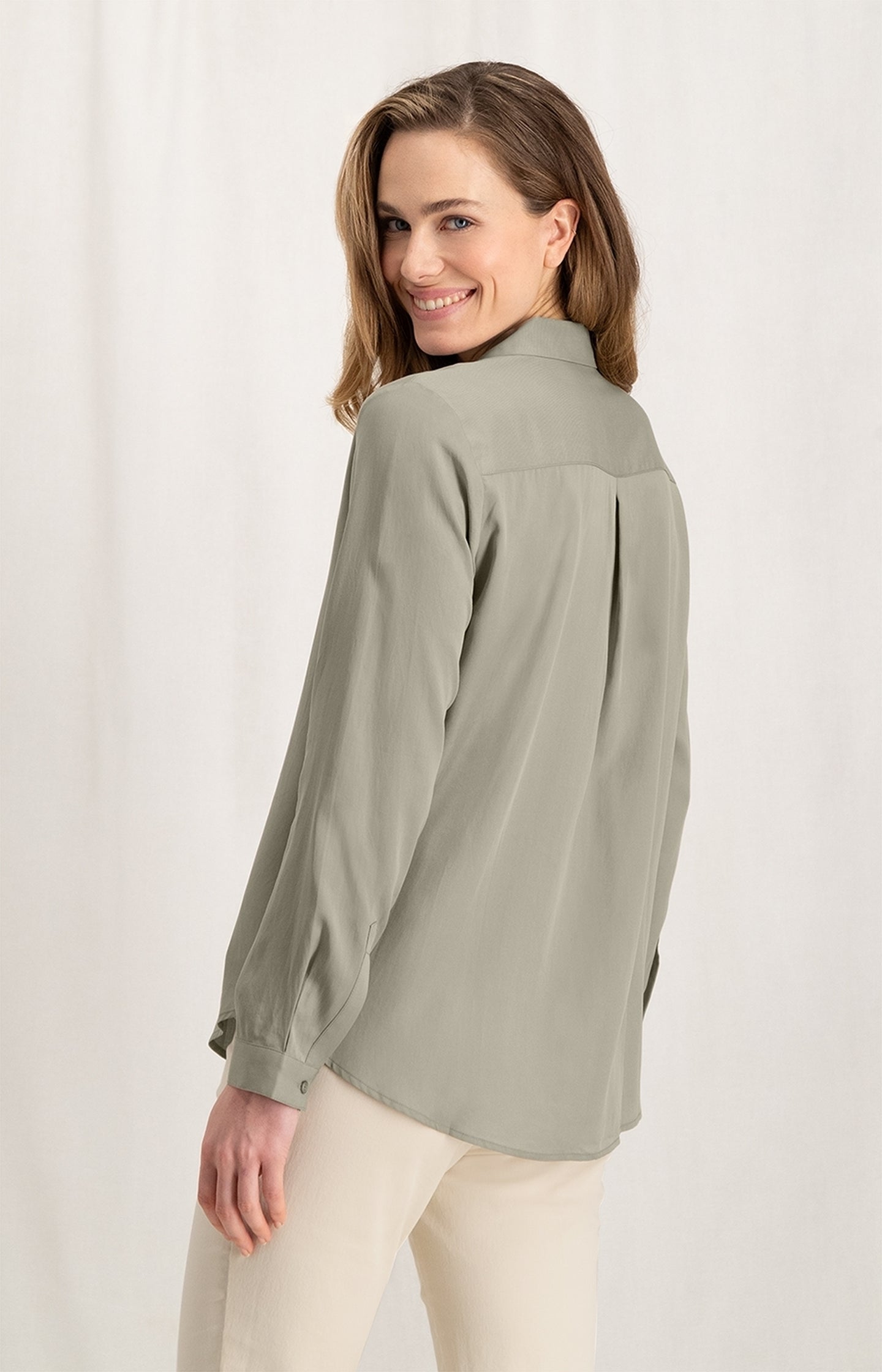 Soft poplin blouse with long sleeves, collar and buttons
